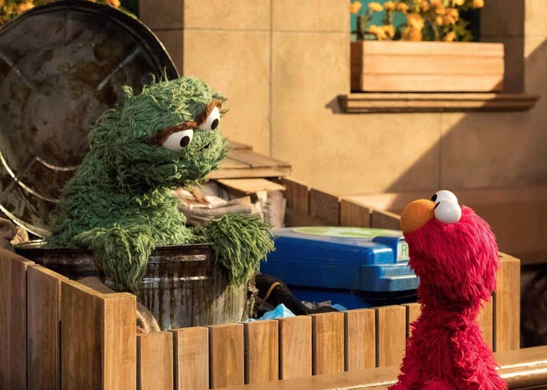 セサミストリートさんのインスタグラム写真 - (セサミストリートInstagram)「Caption this photo 👇🏼 and go! • • • #sesamestreet #elmo #oscarthegrouch #captionthis #captionthisphoto #grouchy #mood #friends #besties」2月21日 6時11分 - sesamestreet