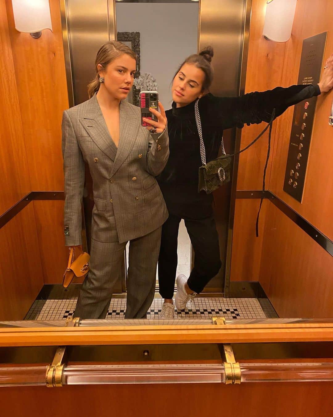 Alice Wegmannのインスタグラム：「a gente mal se despediu e eu já tô com saudade! obrigada por ser essa companhia tão especial ♥️🥊 @isabelamatte」