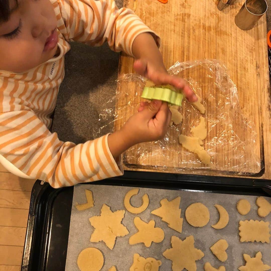 川島令美さんのインスタグラム写真 - (川島令美Instagram)「昨日おゆうはんを作っていたら、「お料理じょうずになりたいの！」と近寄ってきて、いっしょに塩こしょうしたり、フライパンに乗せたり。自分で作ると美味しいねぇ^_^ そして母は、過去のお料理男子を見返したり。秋冬はちょうどクッキーの試作を繰り返している時期で、一日置きに一緒にクッキー作ってたなー（見つかると、「やりたい！」となる）。最後のは去年の夏頃、 #2歳6ヶ月 。まだ片言^_^今はペラペラとおしゃべりも随分じょうずになりました。 #3歳1ヶ月　#米粉クッキー　#お料理男子」2月21日 6時22分 - remi.kawashima