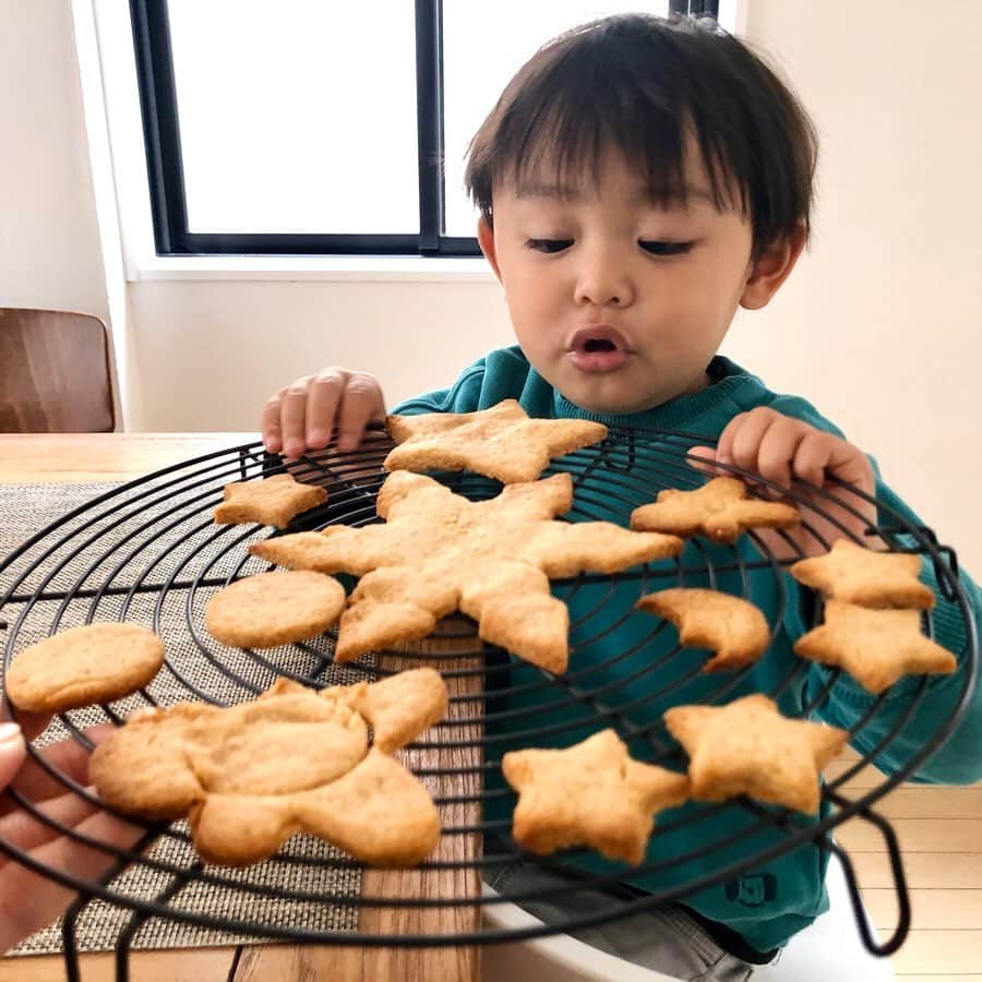 川島令美さんのインスタグラム写真 - (川島令美Instagram)「昨日おゆうはんを作っていたら、「お料理じょうずになりたいの！」と近寄ってきて、いっしょに塩こしょうしたり、フライパンに乗せたり。自分で作ると美味しいねぇ^_^ そして母は、過去のお料理男子を見返したり。秋冬はちょうどクッキーの試作を繰り返している時期で、一日置きに一緒にクッキー作ってたなー（見つかると、「やりたい！」となる）。最後のは去年の夏頃、 #2歳6ヶ月 。まだ片言^_^今はペラペラとおしゃべりも随分じょうずになりました。 #3歳1ヶ月　#米粉クッキー　#お料理男子」2月21日 6時22分 - remi.kawashima