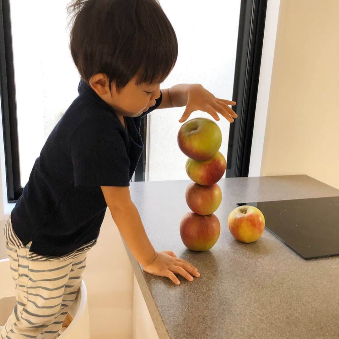 川島令美さんのインスタグラム写真 - (川島令美Instagram)「昨日おゆうはんを作っていたら、「お料理じょうずになりたいの！」と近寄ってきて、いっしょに塩こしょうしたり、フライパンに乗せたり。自分で作ると美味しいねぇ^_^ そして母は、過去のお料理男子を見返したり。秋冬はちょうどクッキーの試作を繰り返している時期で、一日置きに一緒にクッキー作ってたなー（見つかると、「やりたい！」となる）。最後のは去年の夏頃、 #2歳6ヶ月 。まだ片言^_^今はペラペラとおしゃべりも随分じょうずになりました。 #3歳1ヶ月　#米粉クッキー　#お料理男子」2月21日 6時22分 - remi.kawashima
