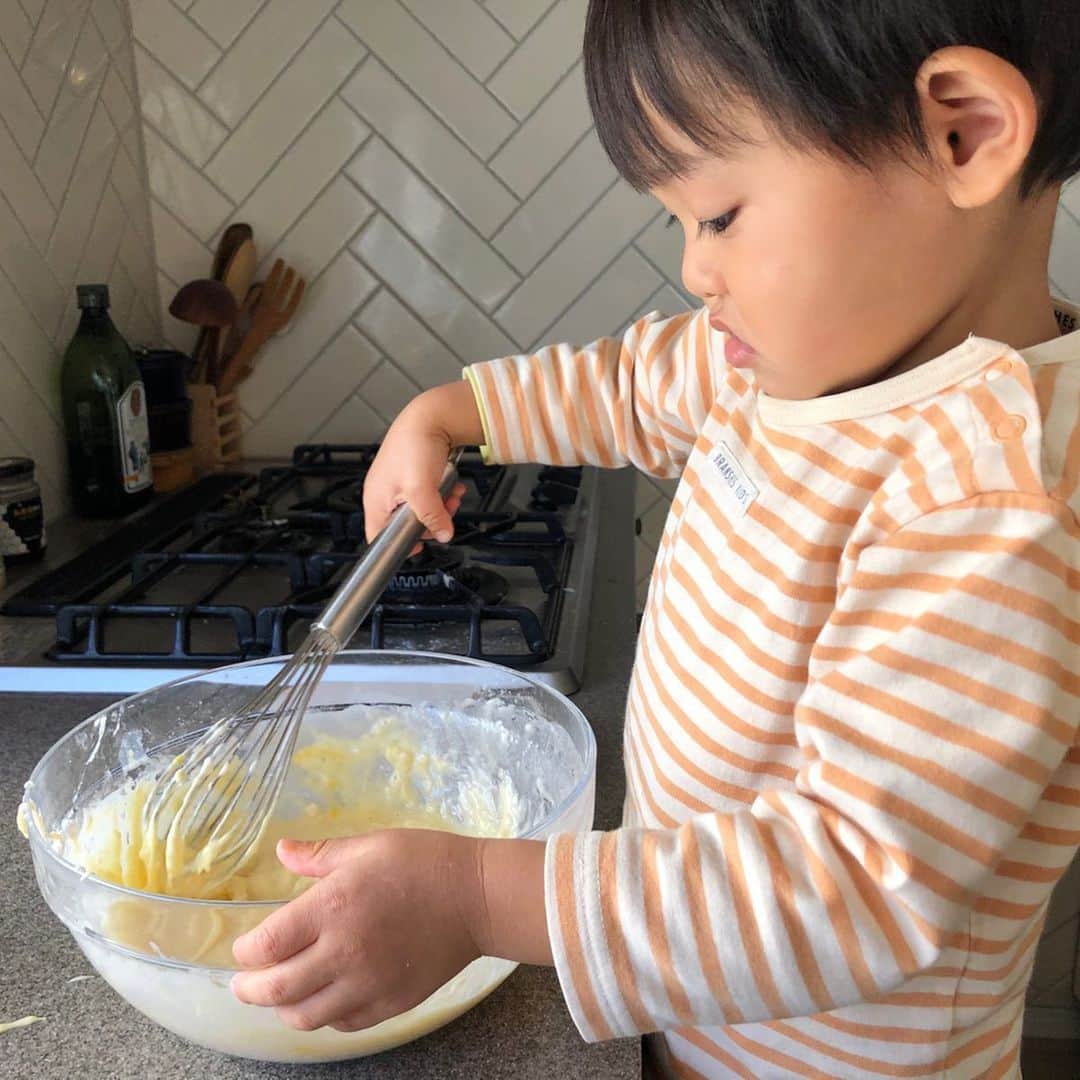 川島令美さんのインスタグラム写真 - (川島令美Instagram)「昨日おゆうはんを作っていたら、「お料理じょうずになりたいの！」と近寄ってきて、いっしょに塩こしょうしたり、フライパンに乗せたり。自分で作ると美味しいねぇ^_^ そして母は、過去のお料理男子を見返したり。秋冬はちょうどクッキーの試作を繰り返している時期で、一日置きに一緒にクッキー作ってたなー（見つかると、「やりたい！」となる）。最後のは去年の夏頃、 #2歳6ヶ月 。まだ片言^_^今はペラペラとおしゃべりも随分じょうずになりました。 #3歳1ヶ月　#米粉クッキー　#お料理男子」2月21日 6時22分 - remi.kawashima