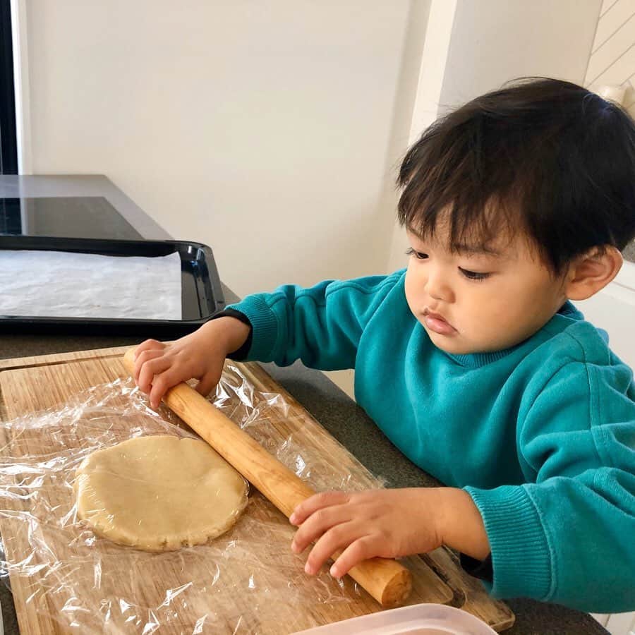 川島令美さんのインスタグラム写真 - (川島令美Instagram)「昨日おゆうはんを作っていたら、「お料理じょうずになりたいの！」と近寄ってきて、いっしょに塩こしょうしたり、フライパンに乗せたり。自分で作ると美味しいねぇ^_^ そして母は、過去のお料理男子を見返したり。秋冬はちょうどクッキーの試作を繰り返している時期で、一日置きに一緒にクッキー作ってたなー（見つかると、「やりたい！」となる）。最後のは去年の夏頃、 #2歳6ヶ月 。まだ片言^_^今はペラペラとおしゃべりも随分じょうずになりました。 #3歳1ヶ月　#米粉クッキー　#お料理男子」2月21日 6時22分 - remi.kawashima