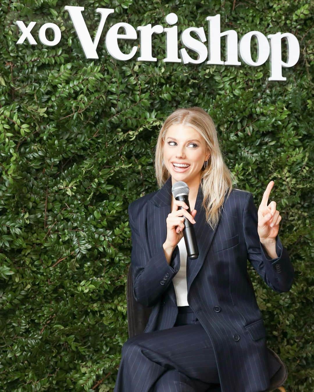 シャーロット・マッキニーのインスタグラム：「Well that was fun ! Thank you @verishop for having me speak on your panel last week 😄 #verishop」