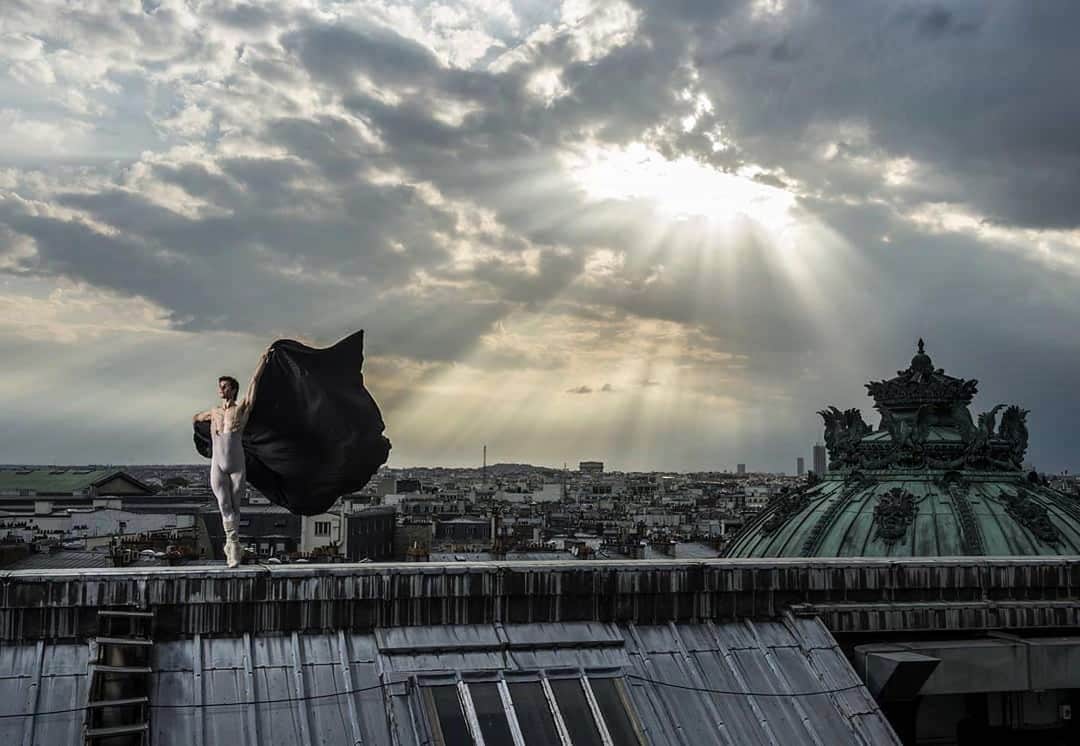 ロベルト・ボッレさんのインスタグラム写真 - (ロベルト・ボッレInstagram)「Stunning picture! 🌟 #Paris #opera #rooftop  #Repost @benhamoujulien1 ・・・ Roberto Bolle.  #art #dancer #photoshoot #balletdancer #guy #sport #portrait」2月21日 6時59分 - robertobolle