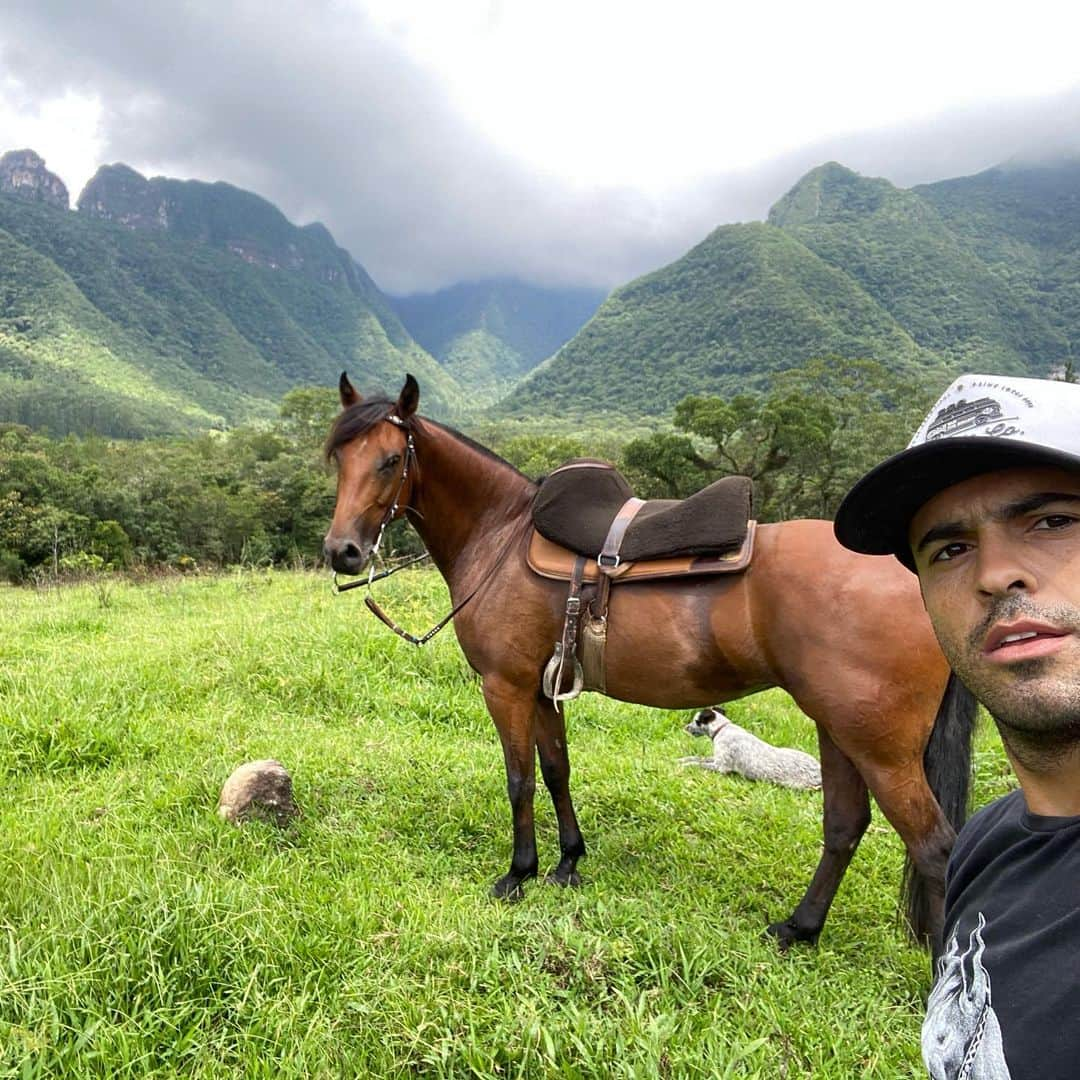 エデル・チタディン・マルティンスのインスタグラム：「🐕🐴😍 #poseprafoto📸 @cabanha.bellaserra」