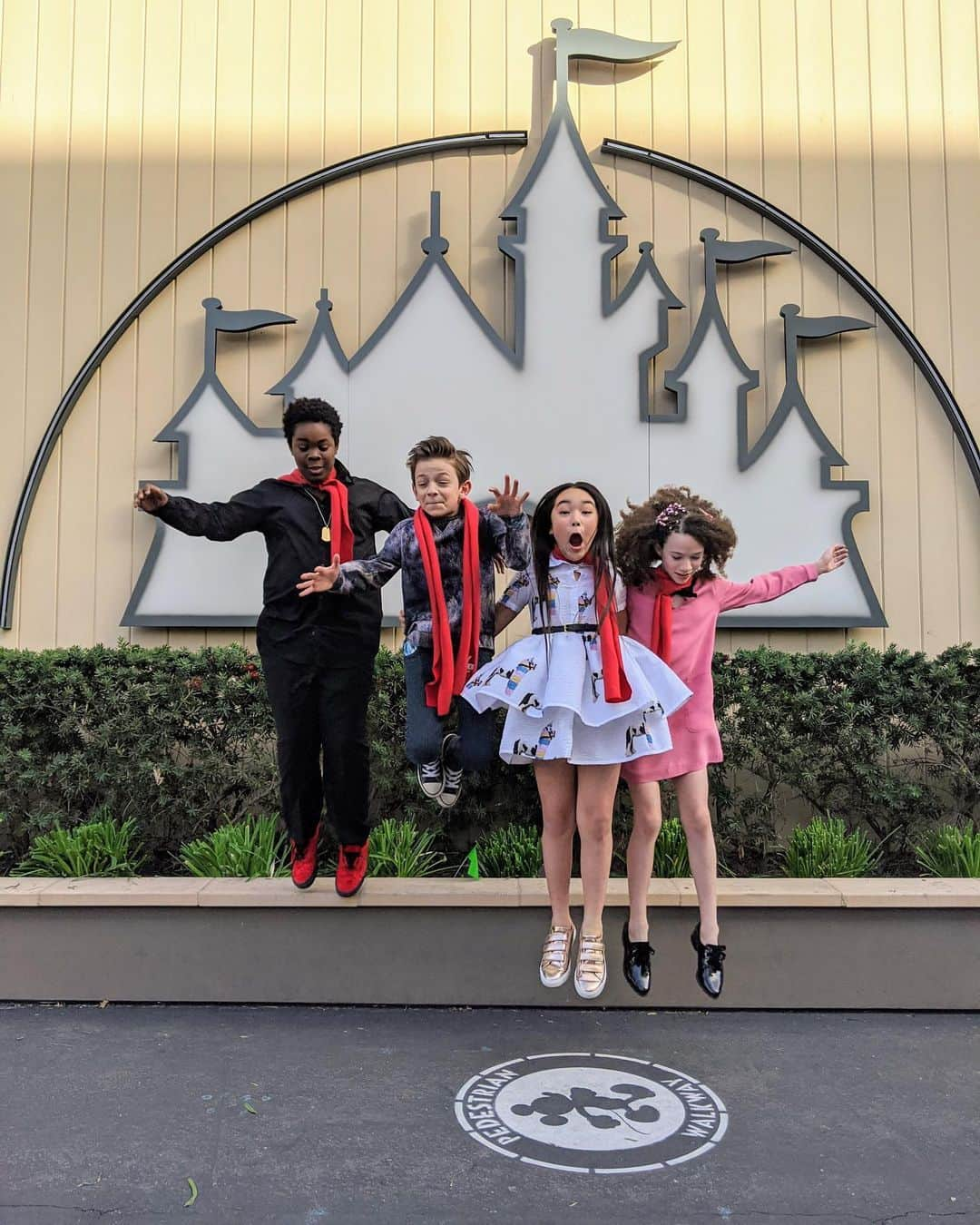 Disneyさんのインスタグラム写真 - (DisneyInstagram)「Lots to see and lots to do on the lot! The cast of #TimmyFailure had a magical time at the Walt Disney Studios. Timmy Failure: Mistakes Were Made is now streaming on #DisneyPlus.」2月21日 7時02分 - disney