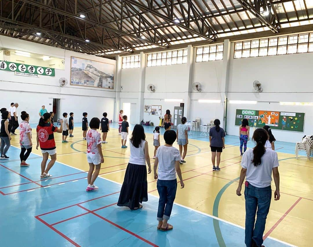 工藤めぐみさんのインスタグラム写真 - (工藤めぐみInstagram)「🏫✨ ． 暑いリオの体育館で 可愛い、可愛い子供達から先生、保護者の方まで✨ ． 大汗を掻きながら 皆さん本当に一生懸命 SAMBAレッスンを頑張ってくれました☺️❤️ ． ．  #日本人学校　#リオデジャネイロ　 #salgueiro #family #amor #love #agradeço #casa #感謝　 #carnival #carnaval #rio #riodejaneiro #リオ　#ブラジル　#samba #サンバ #diet #training  #sambadancer #dancer #l4l #instagood  #ダイエット　#くびれ　#dance #情熱大陸　#makeup  #megumikudo #工藤めぐみ」2月21日 7時11分 - megumikudo.samba