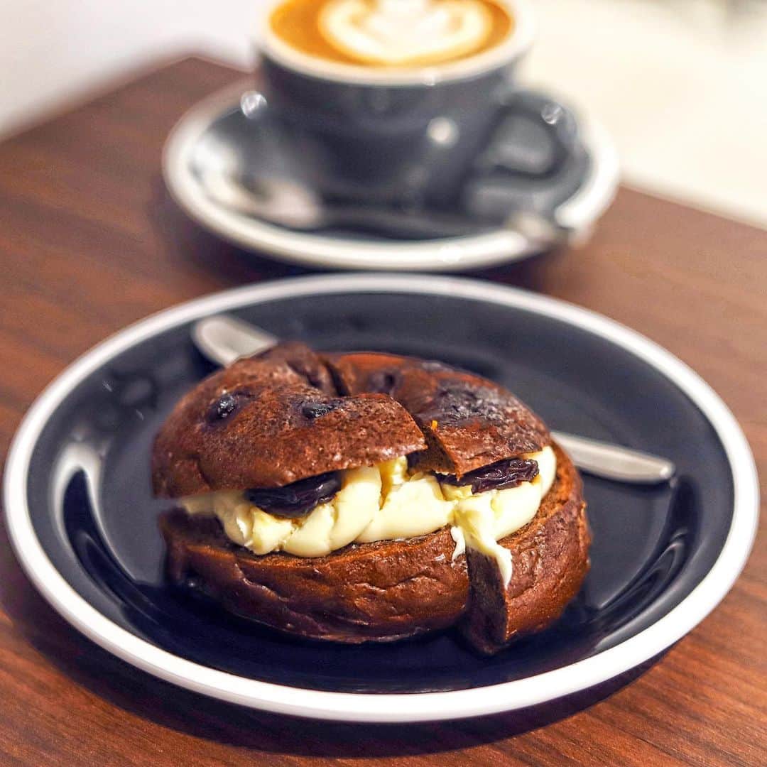 のインスタグラム：「. .  AUCK'S COFFEE @aucks_  大通りの交差点と 何とも友好的な場所で おやつ時間。  自家製ベーグルに 自家製ラムレーズン、 ティラミススタイルで 楽しむベーグルサンドを フラットホワイトと☕︎ #auckscoffee#osaka #osakacoffee」