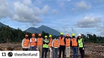 エレン・デジェネレスさんのインスタグラム写真 - (エレン・デジェネレスInstagram)「#repost • • • @savinggorillas So exciting to have the team out at the site for our future Ellen DeGeneres campus and to see all the progress being made.  One of the best parts was being thanked through song and dance by the local community members who have been hired as part of the construction workforce. @massdesigngroup @theellenfund」2月21日 7時20分 - ellendegeneres