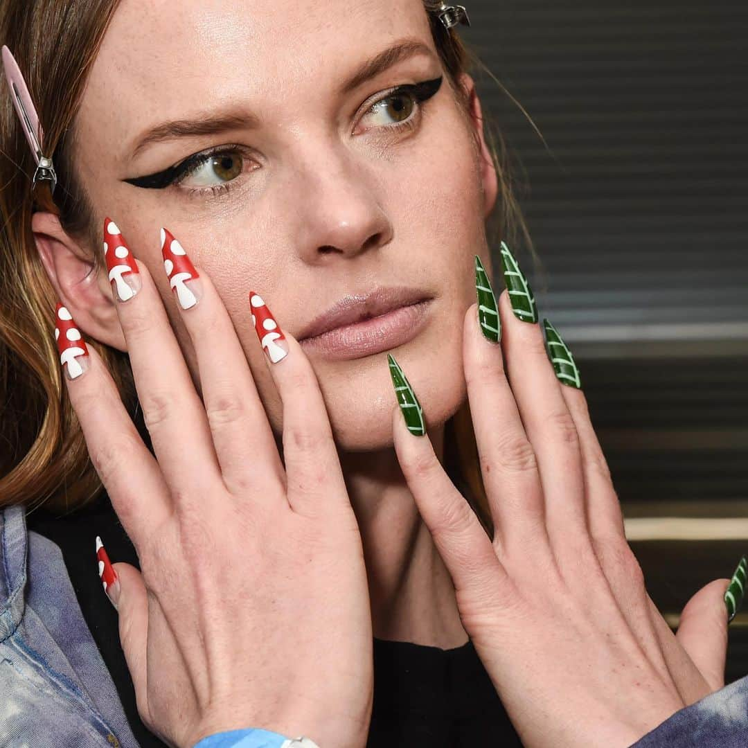 Mei Kawajiriさんのインスタグラム写真 - (Mei KawajiriInstagram)「🍄Mushrooms & leaves🍃 Nails for #NYFW @ragandbone using @opi 💚❤️ with amazing team #Nailsbymei」2月21日 7時25分 - nailsbymei