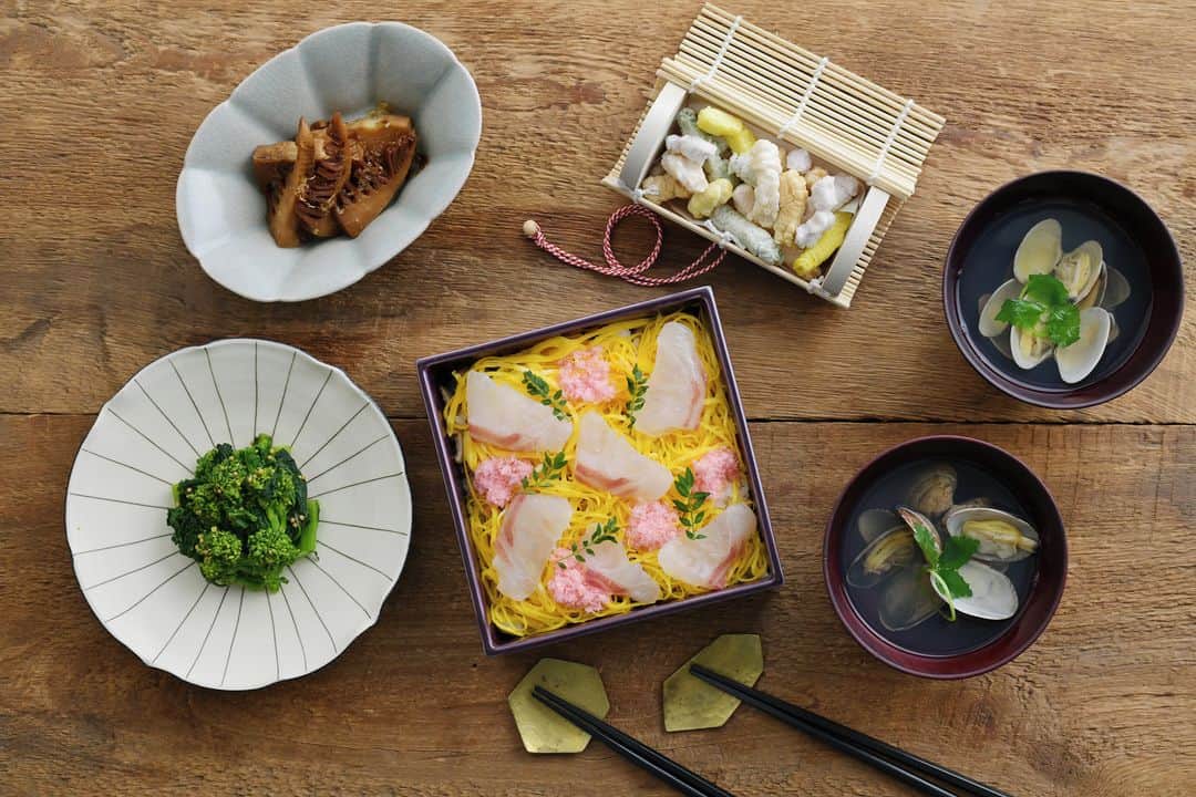 のインスタグラム：「桃の節句をカラフルに おもてなしひな祭りごはん😋 . 3月3日は「ひな祭り」。春らしさが日に日に感じられるこの季節は、見た目にも華やかな料理でお祝いしませんか？ちらし寿司やてまり寿司、自宅で作るひなあられなど、桃の節句にぴったりの食卓をご提案します🌸 . ------------------------------- ▷ #コメルコバナシ は、Komercoアプリのホーム画面でご紹介している読みもの。クリエイターや作品の魅力を紹介し、モノからはじまる料理の楽しさと可能性を提案しています。 . ▷iOS版Appダウンロードはプロフィールリンクから📲 @komerco_official ------------------------------- . #komerco #コメルコ #cookpad #クックパッド #komercoごはん #料理をもっと楽しく #おうちごはん #instafood #foodpic #cookinglove #手しごと #komercoフード #komercoクラフト #桃の節句 #ひな祭り #ちらし寿司 #手まり寿司 #濃い椎茸 #三笠きのこ #FolkDesign ##KUMADAFARM #生あられ #SEIZU #奥田章 #石黒剛一郎」