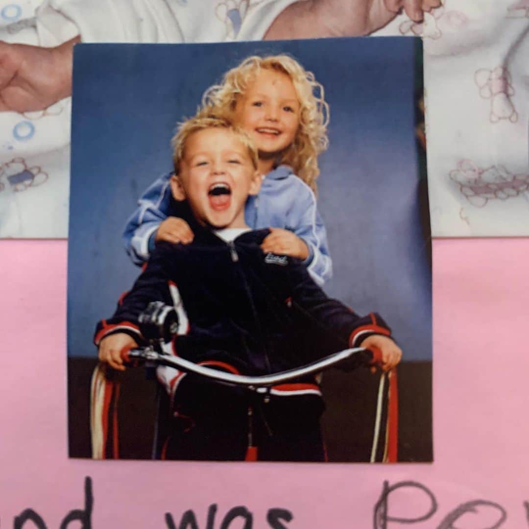 ペイトン・リストのインスタグラム：「my mom has been organizing old family photos, and found this I laughed for a solid 10 minutes. Love you spence even though you spelled belly “bele” thank you for being my “first friend.”」