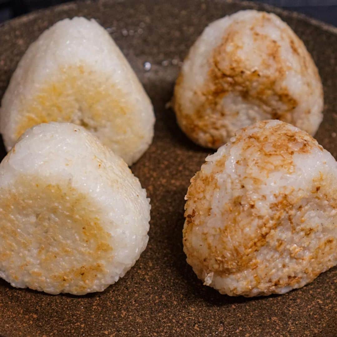 Chiharu Ko8yacさんのインスタグラム写真 - (Chiharu Ko8yacInstagram)「○焼きおにぎり弁当○ ・ 蕗味噌焼きおにぎり おかか梅焼きおにぎり 具沢山のお味噌汁 ・ おかずは無し ・ 昨夜の飲み口の良いナチュラルワイン🍷 一杯多かった中年カップルは二日酔い気味 この歳になってもまだやるんだ、、、🙈😓 ・ 昨日はおばあちゃん95歳のお誕生日🎂 ロウソクを消すまでじっくり悩み 🙏🏼呆けませんように🙏🏼と手を合わせてフーッ。 🕯ドロドロもお願いごとも去年と同じでほっこり😂 ・ 夕方少しブラブラ散歩。街中やデパートはいつも程度の賑わい。祇園は確かに空いていた。 ・ #焼きおにぎり#おにぎり#蕗味噌#蕗味噌焼きおにぎり#おうちごはん #うちごはん#梅#鷺」2月21日 7時49分 - ko8yac