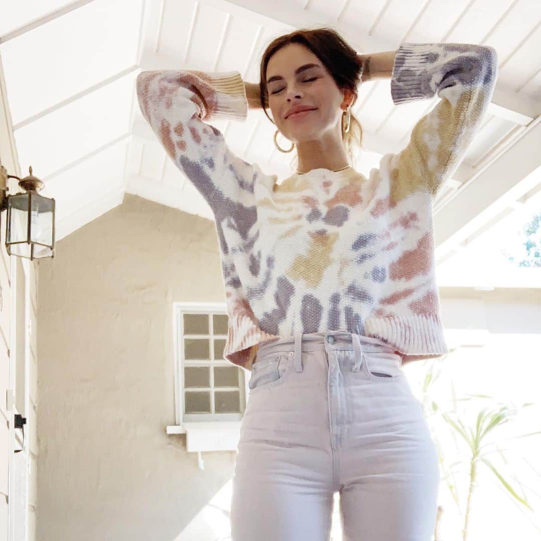 ケリー・オックスフォードのインスタグラム：「1. I’m happy. 2. I have PMS/PMDD 3. PMDD IS THE WORST. 4. Mom jeans 4 L.  5. Still happy.」