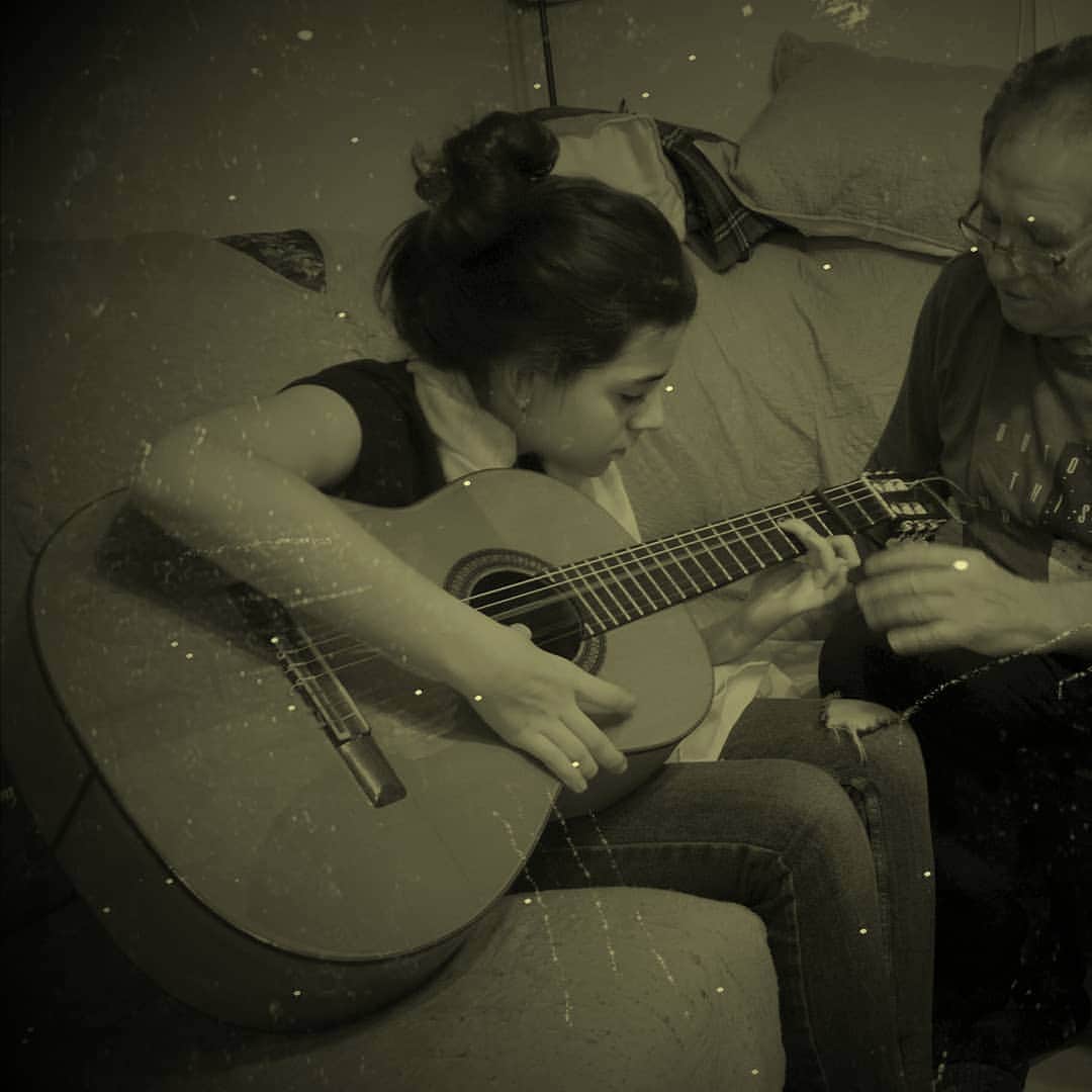 CLAUDIA. LA UTRERANAさんのインスタグラム写真 - (CLAUDIA. LA UTRERANAInstagram)「#abuelo #guitarra #ratitos #💗」2月21日 7時57分 - claudiadeutrera