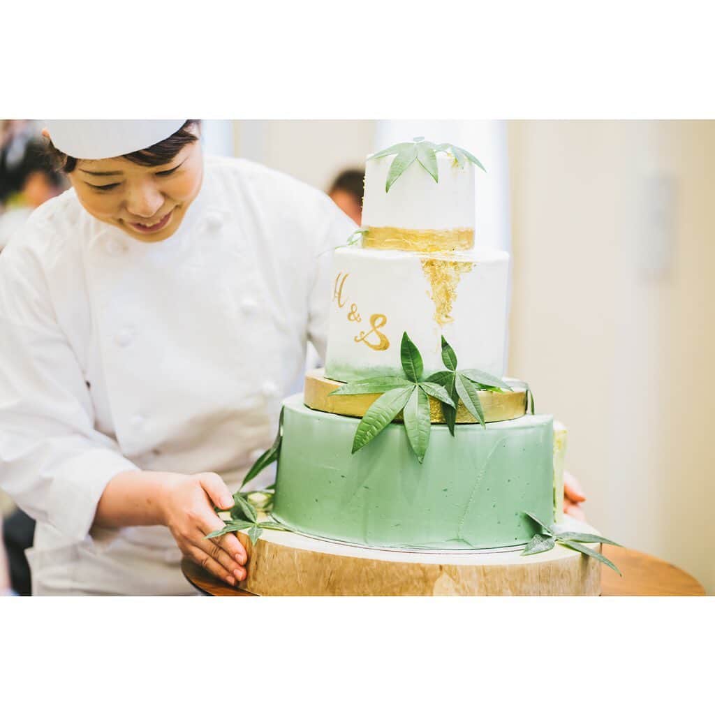 のインスタグラム：「・ ・ ヴィラデマリアージュにはウェディングケーキのスペシャリストがおります🎂✨ ・ お二人のイメージものを形にしてくれます⭐︎⭐︎⭐︎ ・ ・ #プレ花嫁 #卒花嫁 #卒花 #結婚式 #結婚式準備#ウェディング#花嫁#思い出#ブーケ#ヴィラデマリアージュ越谷レイクタウン#家族#花嫁レポ#カメラ#結婚式場#パティシエ#ウェディングケーキ #笑顔#アットホーム#ケーキ#フォトスポット#南フランス#wedding#dress#colour#flower#cake#green#happiness#photography #party」