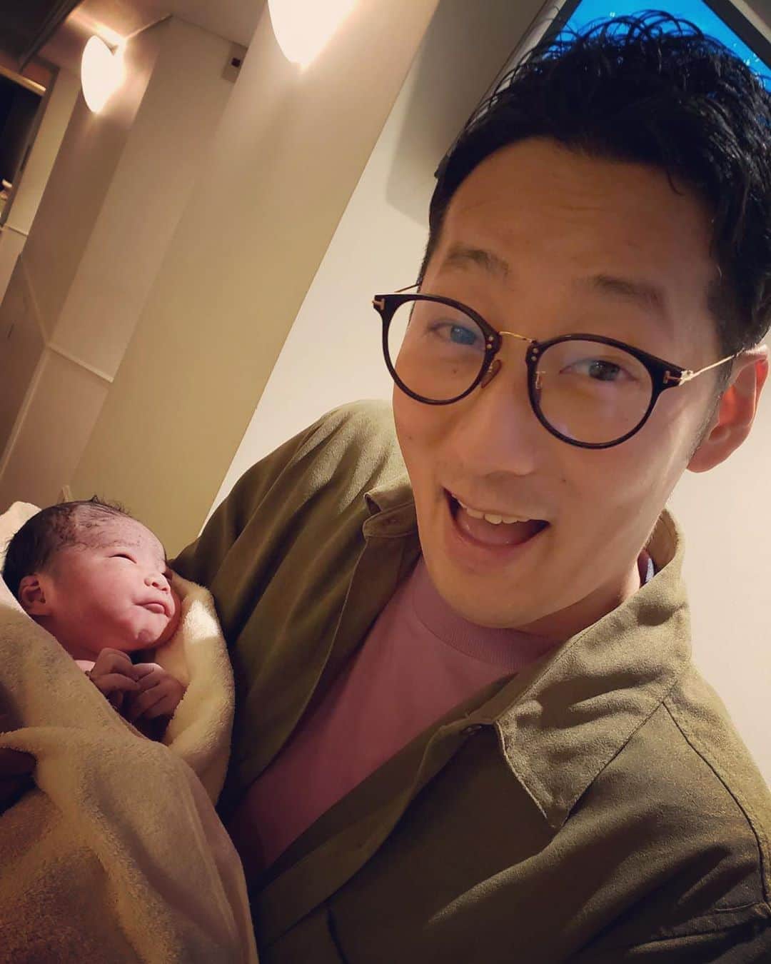DJ MEGURUのインスタグラム：「我が家に無事元気な男の子がやって来てくれました。  病院についてから36時間という大変な難産でしたが奥さん本当に頑張ってくれました。。。ありがとう。  そしてなんという巡り合わせか！担当の助産師さんがずっとラジオ聞いてくれてた方で…大変な出産だったにも関わらず最後まで頑張れたのは温かい心遣いの他なりません。本当ご縁に感謝です。  さぁここからは私が頑張る番！なわけですが仕事もさることながら子育ても出来るだけ参加したいなーと思ってます。  リスナーさんやフォロワーさん、友人の話を聞いてると「子供が育つのはあっという間だから子供との時間大事にした方がいいよ」と  なので出来る限り僕も育児に参加したいなとは思うものの職業柄色んな種の外現場に出なければいけない事も多い。  なので仕事しながらの子育てとなれば自ずと現場に連れて行くことになり、これを良しとしてもらえるのか？この辺りは今まさに叫ばれてる育休含め、自分自身だけのことではなく周りの理解も頂きながらやっていかなければならないこと。ゼロイチを変えるってのは骨の折れる苦労を伴う事も多いですがそういった事も楽しみながら、皆様のご協力も賜りながら、第2の人生をチャレンジし夫婦共々力を合わせて頑張っていきたいと思います。  これからミルク代やら何やら必要となりますので皆様さらなるお仕事のオファーお待ちしてます♡  取り急ぎご報告まで。皆様息子共々これからもよろしくお願いします♫」