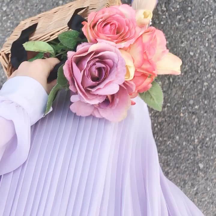 増田愛里菜のインスタグラム：「☆*:.｡. Coquette Anna .｡.:*☆ . . . 💓👗#プリーツ使いドロストワンピース 👗💓 . . 動画で見るとよりワンピースの可愛らしさが伝わるね🥺💐💐💐 . . . 🌷 @maishibasaki . 🌷 @coquetteanna_official . . . #coquetteanna #fashion #モテ服 #デート服 #ファッション #ワンピース #プリーツワンピース #プリーツ使いドロストワンピース #コケットアンナ #2020ss」