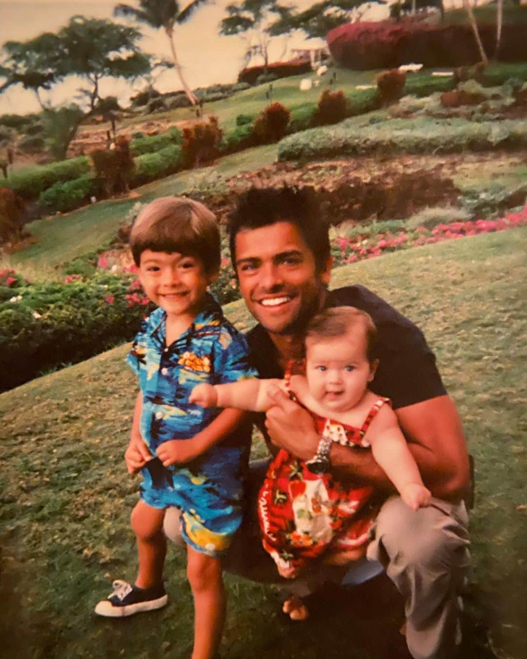 ケリー・リッパさんのインスタグラム写真 - (ケリー・リッパInstagram)「#tbt 2001 Hawaii with #daddy 🌴🐚🍍🌺🐬🐋💕」2月21日 8時23分 - kellyripa