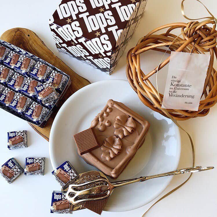 チロルチョコのインスタグラム：「【セブンイレブン先行】﻿ ﻿ チロルの〈チョコレートケーキ〉のご紹介です🍫💓﻿ ﻿ ﻿ チョコレートケーキの人気店「トップス」とのコラボ商品✨﻿ ﻿ ﻿ 純ミルクチョコレートの中にスポンジケーキ風味餡とクルミをin😋﻿ ﻿ ﻿ しっとりとしたスポンジケーキの食感を表現した餡とくるみの食感がたまりません😍﻿ ﻿ ﻿ 数量限定の為お早めにお買い求め下さい💁‍♀️﻿ ﻿ ﻿ また取扱いのない店舗もございます。﻿ ﻿ ﻿ あらかじめご了承ください🙇‍♂️﻿ ﻿ ﻿ 【チョコレートケーキの販売店舗についてのご案内】﻿ チョコレートケーキについて、取り扱い店舗を全て把握しているわけではございません、大変申し訳ございません。﻿ ﻿ 恐縮ですがお店を探して頂ければ幸いです。﻿ ﻿ 何卒、ご了承のほどよろしくお願い致します。﻿ ﻿ ﻿ ﻿ ﻿ #tirol #tirolchoco #チロルチョコ #チロル #チョコレート #おやつタイム #chocolate ﻿ #おやつ #onmytable #sweetstable #スイーツ部 #おうちカフェ #日々の暮らし #sweettooth  #チョコ #おやつの時間  #スイーツ女子  #スイーツ男子  #チョコラブ  #chocolatelover  #スイーツ大好き #sweetsmile #スイーツ  #shopチロルチョコ#トップス#コラボ商品#チョコレートケーキ﻿ ﻿#セブンイレブン」