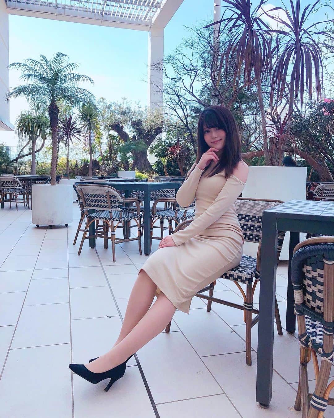 山田あかりさんのインスタグラム写真 - (山田あかりInstagram)「今日明日は小児タッチケアの資格をとってくるよ🥰 連日朝から夕方まで勉強してきます！  この写真はちえたんと恵比寿❤︎ . . ワンピース @jsfashion.jp  韓国通販って生地がどんなのか不安って声をよく聞くけど、ここのはしっかりしていて安心だよ♥  #jsfashion #恵比寿 #恵比寿カフェ #ワンピース　#タイトワンピース #ワンピ #肩あき #肩あきワンピ #ワンピースコーデ #きょコ #いつコ #ベージュコーデ #パンプス #恵比寿ランチ #仲良し #韓国ファッション #韓国通販 #ファッション通販 #韓国ファッション通販 #通販サイト #いいねした人で気になった人フォロー #いいね返し #カフェ巡り #カフェ好きな人と繋がりたい #シロノニワ #恵比寿駅 #看護師 #小児科看護師 #タッチケア #152cmコーデ」2月21日 8時30分 - akari030201