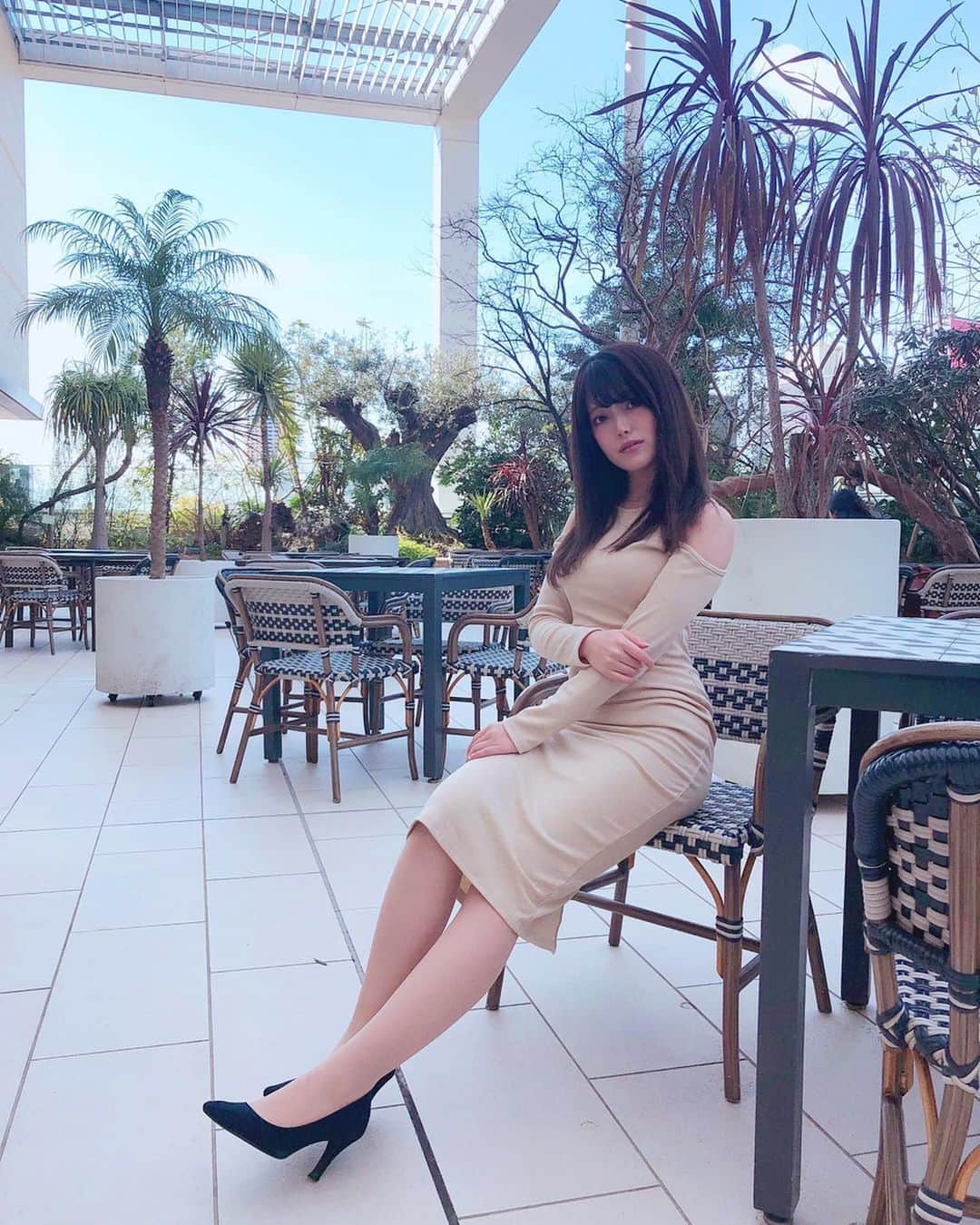山田あかりさんのインスタグラム写真 - (山田あかりInstagram)「今日明日は小児タッチケアの資格をとってくるよ🥰 連日朝から夕方まで勉強してきます！  この写真はちえたんと恵比寿❤︎ . . ワンピース @jsfashion.jp  韓国通販って生地がどんなのか不安って声をよく聞くけど、ここのはしっかりしていて安心だよ♥  #jsfashion #恵比寿 #恵比寿カフェ #ワンピース　#タイトワンピース #ワンピ #肩あき #肩あきワンピ #ワンピースコーデ #きょコ #いつコ #ベージュコーデ #パンプス #恵比寿ランチ #仲良し #韓国ファッション #韓国通販 #ファッション通販 #韓国ファッション通販 #通販サイト #いいねした人で気になった人フォロー #いいね返し #カフェ巡り #カフェ好きな人と繋がりたい #シロノニワ #恵比寿駅 #看護師 #小児科看護師 #タッチケア #152cmコーデ」2月21日 8時30分 - akari030201