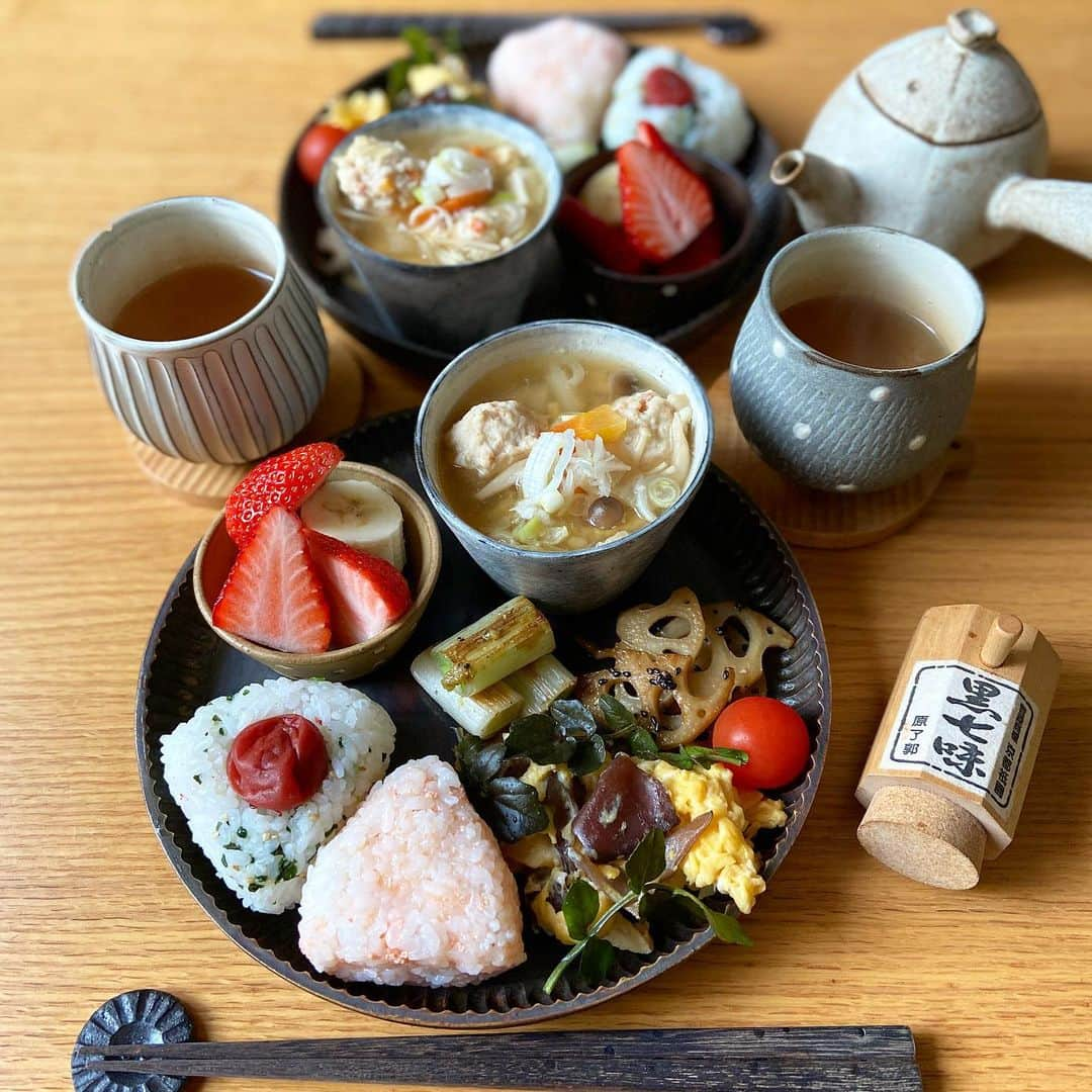 みかさんのインスタグラム写真 - (みかInstagram)「2020.1.21  おはようございます  今日のあさごはんは * ・焼きたらこ&梅若菜おにぎり ・鶏団子と野菜のお味噌汁 ・きくらげとクレソンたまご炒め ・れんこんきんぴら ・長ねぎのへべす胡椒マリネ ・いちご、バナナ *  今朝はおにぎりに 鶏団子のお味噌汁に ちょこちょこおかずで 一汁三菜ワンプレート。 *  なんだかんだで初めて買ってみた 生きくらげがこりこりで美味しい😋 夫が実はきくらげ好きなんだよね〜 と初告白！！😂 きくらげってネット調べに よると、食物繊維が ごぼうの3倍らしく ビタミンDもミネラルも豊富だし 美容と健康にナイスとのこと。 知らなかった💦 栄養も何もなく こりこりを楽しむ食べ物だと 思ってた😂 また見かけたら買ってみよー *  ラスト金曜日、 がんばろう〜 *  #あさごはん#朝ごはん#朝食#和食#おにぎり#きくらげ#きくらげたまご炒め#鶏団子#鶏団子の味噌汁#和ンプレート#うつわ#器好き#アトリエキウト#小出麻紀子#戸田文浩#宮崎和佳子#breakfast#morning#cooking#japanesefood#onigiri#igersjp#locari#macaronimate#おうちごはん#おうちごはんlover#おうちごはん記録#フーディーテーブル#おうち和ごはん#朝時間」2月21日 8時31分 - mikasko