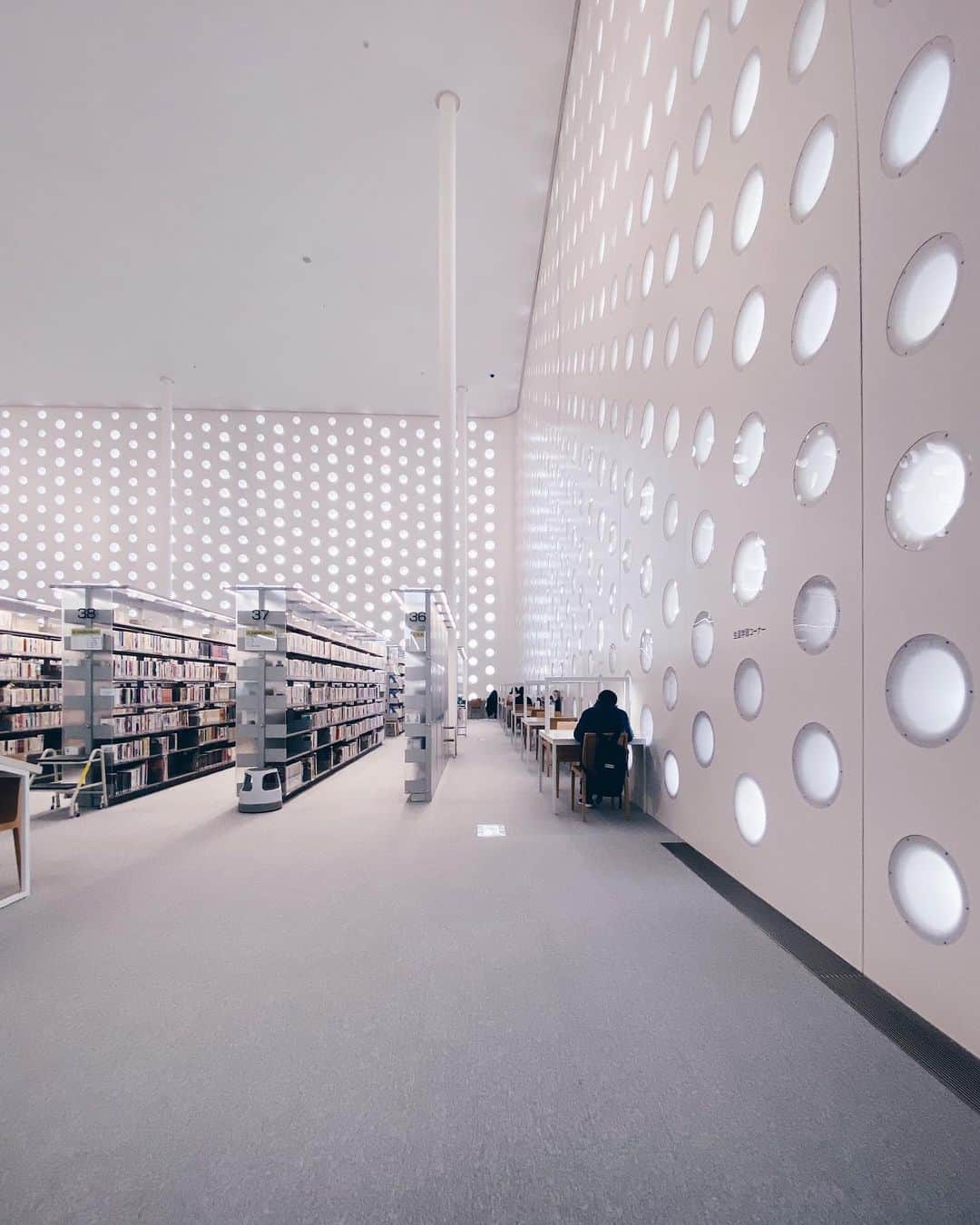 ima_ju / Jun Iのインスタグラム：「. . ⚪︎⚪︎⚪︎Dots Library⚪︎⚪︎⚪︎ver.1 . . すごい愛されてる図書館だった^ ^ . . . wiz @tokyo_grapher #ShotOn_TG  #ShotoniPhone . WIDE LENS  #TG_Wide . ::」