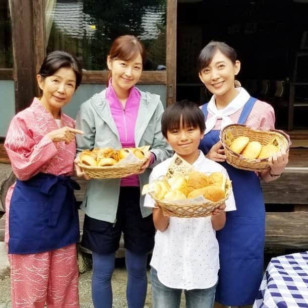 田中美里のインスタグラム：「駐在刑事season2 今日ですよ〜〜と書いてるときに  朝から嬉しいニュースが！  笛木さん、ご出産おめでとうございます。 初共演でしたが、さっぱりしていて優しくて、、。 途中参加の私はいっぱい助けられました。 とっても嬉しいです。  これからも素敵な笑顔と幸せがたくさん訪れますように♡  #テレビ東京系 #駐在刑事season2  #毎週金曜日 #夜8時 #笛木優子  #髙橋來 #市毛良枝」