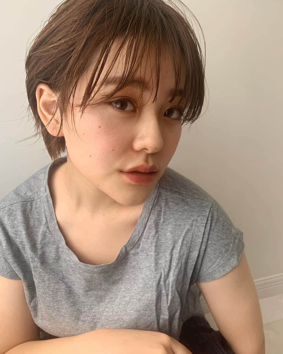 鮫島邦明さんのインスタグラム写真 - (鮫島邦明Instagram)「ヘアスタイルで変わる 劇的チェンジ  巻かないスタイル  シンプルなファッション にベストマッチ  逆にまかないのがオシャレ  avanceでは お客様の顔学を診断しなりたいイメージがあればそれをよりお客様にフィットさせ なりたいイメージが無ければ、ファッションや内面などを読み取り新たなスタイルを提案して新しいをご提案するNIAWASEカットであなただけのスタイルをお作りします^_^  気になる方は是非一度ご来店下さい。プロフィール欄のURLからご予約頂けます  4/27日なんばハッチでヘアショーあります！ 無料なんで是非来てください 特に専門学生の方👩‍🎓 #NIAWASE#美髪#ハイライト #アッシュカラー #梅田美容室 #梅田美容院 #ヘア#梅田ヘアスタイル #髪型 #ヘアセット #ヘアメイク #キラ水 #グラデーション #ホリスティックカラー #ヘアアレンジ #アレンジ #就活 #美容学生 #美容専門学校#gu #snidel #梅田美容師 #モデル #サロンモデル #サロモ #ヘアカタ #ショートヘア --------------------------------------. 梅田と東京出店を計画中 スタッフ募集中メッセージくださいね★ AVANCE.CROSStuin梅田茶屋町 TEL06-6377-7211 AVANCE.CROSSmel c西梅田 TEL06-6348-2050 gif.hair TEL06-6377-7277 AVANCE.京橋 TEL06-6356-1555」2月21日 8時42分 - kuniakisamejima08