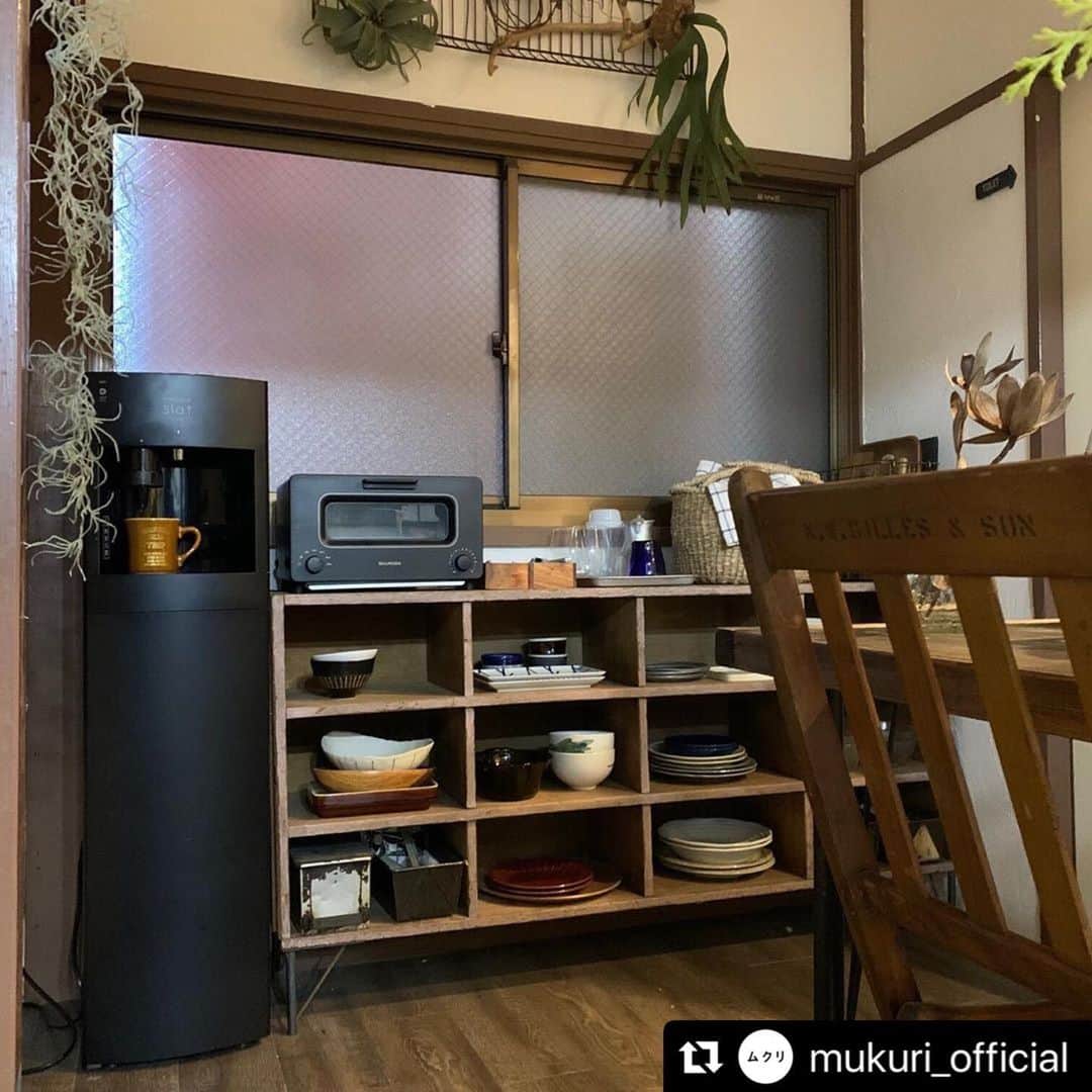 のインスタグラム：「少し前に　@frecious_official  さんでウォーターサーバーのお試しをさせてもらいました😊  最近興味のあったウォーターサーバー✨ 思ってた以上に快適で、その暮らしの変化を　@mukuri_official さんで記事にしていただきました♪ 一緒に載ってる方の暮らし方も素敵で😆✨ よろしければぜひご覧ください♪ . . .  #Repost @mukuri_official with @make_repost ・・・ 「ヘルシーにスマートに、暮らしと気持ちに変化を」6名のリアルな声をお届け（後編）﻿ ﻿ 最新の機能だけでなく、私たちの心や身体を癒す﻿ 暮らしに寄り添ったフレシャスのウォーターサーバー。﻿ ﻿ 前編のインテリアに馴染む様子、﻿ 子育てのサポートやコーヒー機能とは異なり、﻿ お水、白湯を飲む習慣がつき﻿ 心身ともにヘルシーな暮らしになる話が印象的でした。﻿ ﻿ 水は常備しておきたい、﻿ 買う手間、冷やし忘れ、常温も欲しい…﻿ 白湯は一人分をわざわざ温める手間。﻿ ﻿ ちょっとしたことですが、﻿ 慌ただしい日常では後回しにしがちですよね。﻿ シンプルにウォーターサーバーが解決してくれるんです。﻿ ﻿ 私も毎朝白湯を飲んでいますが、﻿ 気持ちも落ち着き、﻿ 一日のスタートにとてもいいなと感じています。﻿ ﻿ ﻿ 前編に引き続き3名の方の体験談をご紹介しています。﻿ ぜひ参考にしてみてください﻿ ﻿ special thanks﻿ @sarami_i ・﻿ @akiko_quatresaisons ・﻿ @nobo__interiors ・﻿ @frecious_official ・﻿ ﻿ ﻿ ▶詳細はプロフィールのURLよりご覧ください﻿ プロフィールはこちらから﻿ @mukuri_official ・﻿ ﻿ ﻿ ［SPONSORED by フレシャス］﻿ ﻿ ﻿ #スラットプラスカフェ #Slatcafe ﻿ #ウォーターサーバー #フレシャス #天然水 #珈琲 #コーヒーのある暮らし #コーヒー好き #おうち時間 #マイホーム #注文住宅 #リノベーション #シンプルインテリア #北欧インテリア #ナチュラルインテリア #キッチン  #台所 #リビング #ダイニング #おうち  #シンプルライフ  #くらしの編集 #暮らしを楽しむ  #ムクリ #PR #古民家リノベーション #interior」
