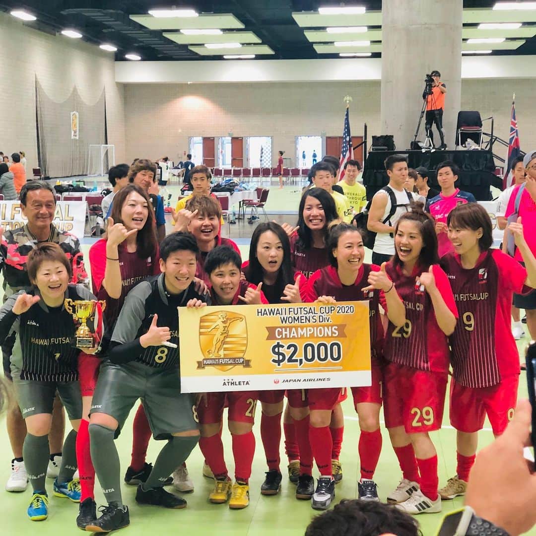 金田久美子さんのインスタグラム写真 - (金田久美子Instagram)「男子も女子もJAPANチームのダブル優勝❗️🏆すごい！おめでとう！ ハプニング続きだったけど、無事終了です。 本当にお疲れ様です。 #samuraifc #ハワイフットサルカップ  #ダブル優勝  #日本チームすごい #お疲れ様でした」2月21日 8時49分 - kumiko_kaneda