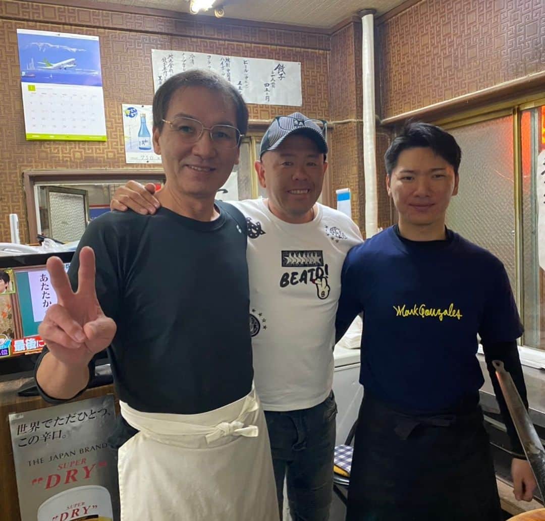 小田幸平のインスタグラム：「宮崎に行ったら100%行くのが餃子専門店黒兵衛と釜揚げ戸隠。黒兵衛の大将、息子とパシャ📷#宮崎県#黒兵衛#戸隠#春季キャンプ#読売ジャイアンツ#中日ドラゴンズ#愛媛マンダリンパイレーツ#はげch」
