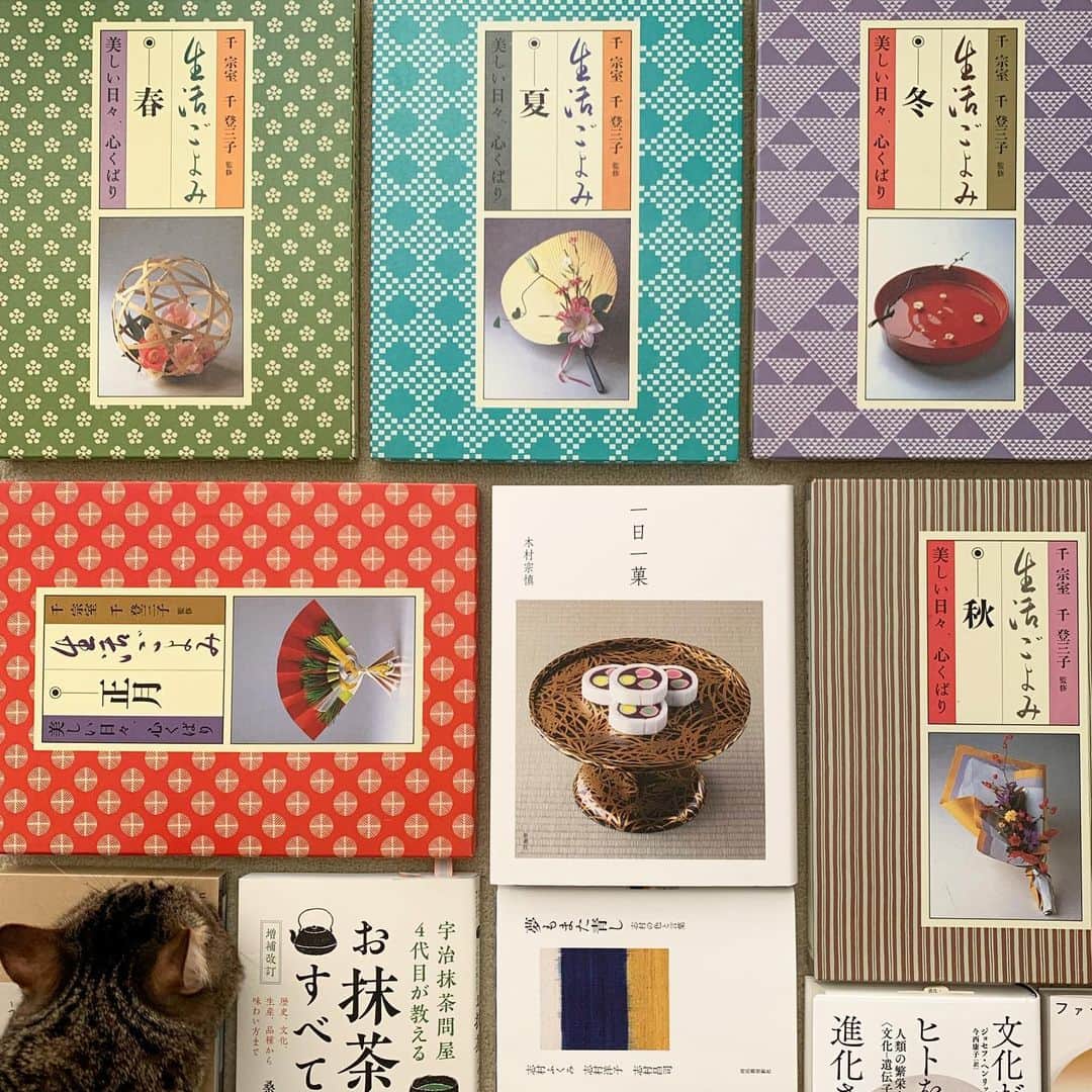 行方 久子 Hisako Namekataさんのインスタグラム写真 - (行方 久子 Hisako NamekataInstagram)「#ひさこの課題図書 尊敬する料理人の方から教えていただいた「生活ごよみ」は amazonで中古の出品者さんから。  昭和62年のものなのにとても状態が良く 大切に保管されていたのが分かるものだった。  日本の文化が大切にされているような気がして なんだか嬉しくなっちゃった。」2月21日 8時54分 - hisakonamekata