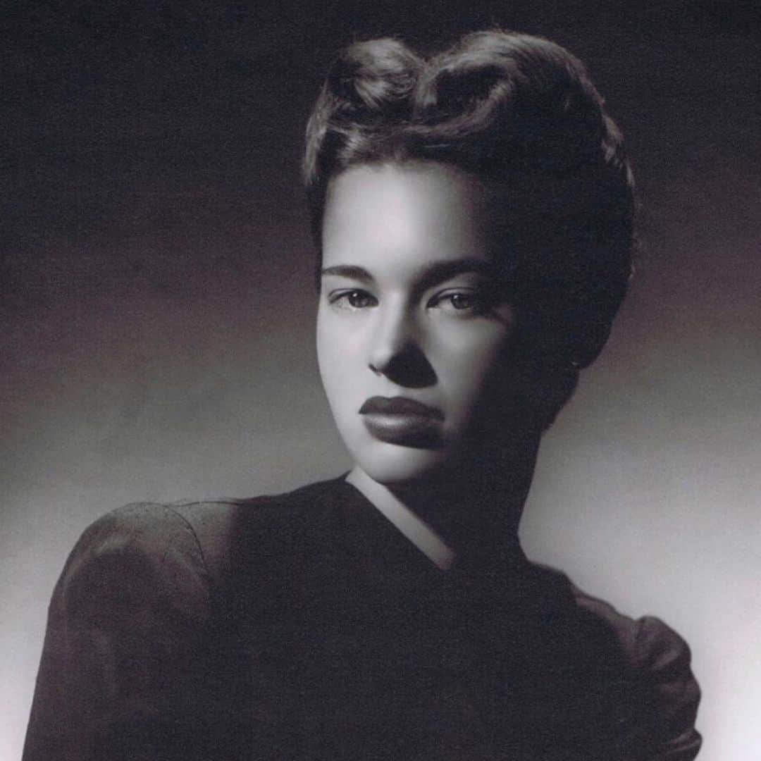 アンダーソン・クーパーさんのインスタグラム写真 - (アンダーソン・クーパーInstagram)「Today is my mom’s birthday. @gloriavanderbilt would have been 96. She lived life on her own terms, and there was no one else quite like her. What a mom! What a woman! What a life! @gloriavanderbiltstudio」2月21日 9時04分 - andersoncooper