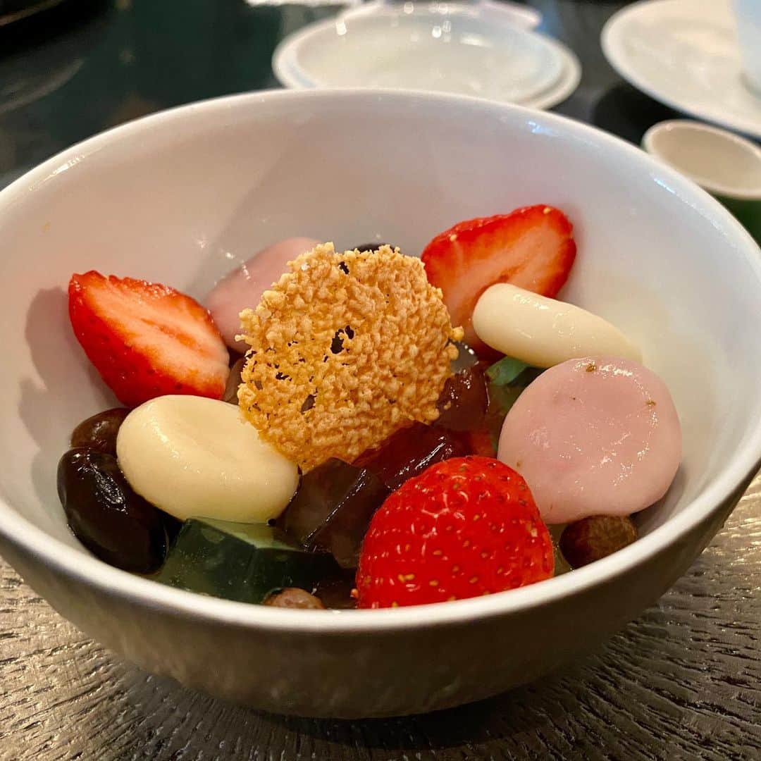 本谷亜紀さんのインスタグラム写真 - (本谷亜紀Instagram)「ホテルニューオータニ × 食べあるキングであまおうを使ったスイーツフェアを開催中😎メンバーで食べてきたよ🍰 ㅤㅤㅤㅤㅤㅤㅤㅤㅤㅤㅤㅤㅤ  田中 里奈ちゃんの「飲むショートケーキ」や、40階タワービュッフェでは「あまおうソースのマカデミアパンケーキ」も大人気でした！  里井真由美さんの「あまおうソースで食べる抹茶フレンチトースト」抹茶とあまおうの絶妙な組み合わせに驚き！ふわふわで濃厚でおいしかった！  福田 弘亘あまいけいきさんの完全に新感覚の組み合わせ「あまおういちご&ちーずのあんみつ」は KATO'S で14時〜！どれもこれも本当に美味しいし、食べ歩いているみんなだからこそ発案できるメニューの驚き！！5／6まで開催してます！ #あまオータニ　#ホテルニューオータニ　#スイーツ　#スイーツブュッフェ　#赤坂見附　#あまおう　#本谷亜紀　@hotelnewotanitokyo」2月21日 9時15分 - akichi0518_ramen