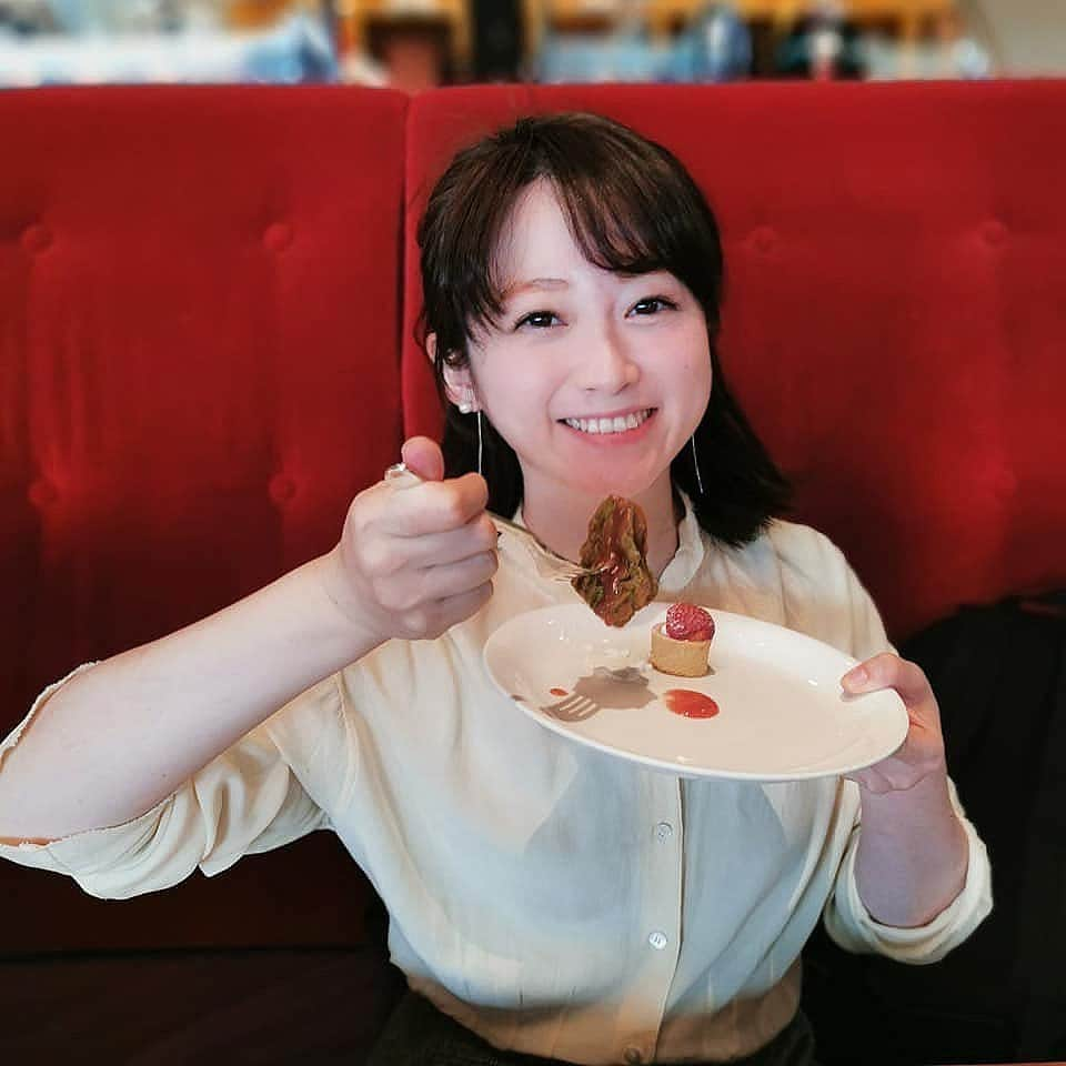 本谷亜紀さんのインスタグラム写真 - (本谷亜紀Instagram)「ホテルニューオータニ × 食べあるキングであまおうを使ったスイーツフェアを開催中😎メンバーで食べてきたよ🍰 ㅤㅤㅤㅤㅤㅤㅤㅤㅤㅤㅤㅤㅤ  田中 里奈ちゃんの「飲むショートケーキ」や、40階タワービュッフェでは「あまおうソースのマカデミアパンケーキ」も大人気でした！  里井真由美さんの「あまおうソースで食べる抹茶フレンチトースト」抹茶とあまおうの絶妙な組み合わせに驚き！ふわふわで濃厚でおいしかった！  福田 弘亘あまいけいきさんの完全に新感覚の組み合わせ「あまおういちご&ちーずのあんみつ」は KATO'S で14時〜！どれもこれも本当に美味しいし、食べ歩いているみんなだからこそ発案できるメニューの驚き！！5／6まで開催してます！ #あまオータニ　#ホテルニューオータニ　#スイーツ　#スイーツブュッフェ　#赤坂見附　#あまおう　#本谷亜紀　@hotelnewotanitokyo」2月21日 9時15分 - akichi0518_ramen