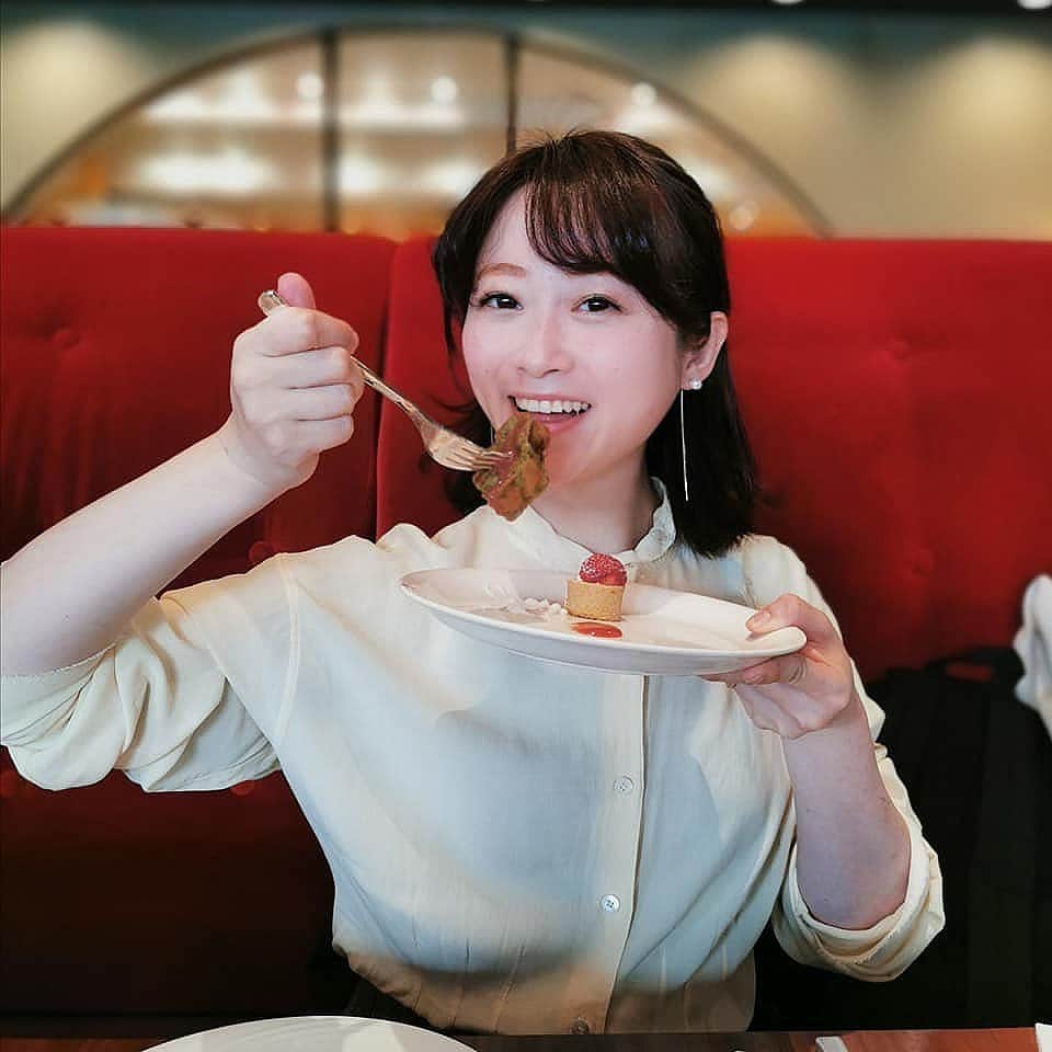 本谷亜紀さんのインスタグラム写真 - (本谷亜紀Instagram)「ホテルニューオータニ × 食べあるキングであまおうを使ったスイーツフェアを開催中😎メンバーで食べてきたよ🍰 ㅤㅤㅤㅤㅤㅤㅤㅤㅤㅤㅤㅤㅤ  田中 里奈ちゃんの「飲むショートケーキ」や、40階タワービュッフェでは「あまおうソースのマカデミアパンケーキ」も大人気でした！  里井真由美さんの「あまおうソースで食べる抹茶フレンチトースト」抹茶とあまおうの絶妙な組み合わせに驚き！ふわふわで濃厚でおいしかった！  福田 弘亘あまいけいきさんの完全に新感覚の組み合わせ「あまおういちご&ちーずのあんみつ」は KATO'S で14時〜！どれもこれも本当に美味しいし、食べ歩いているみんなだからこそ発案できるメニューの驚き！！5／6まで開催してます！ #あまオータニ　#ホテルニューオータニ　#スイーツ　#スイーツブュッフェ　#赤坂見附　#あまおう　#本谷亜紀　@hotelnewotanitokyo」2月21日 9時15分 - akichi0518_ramen