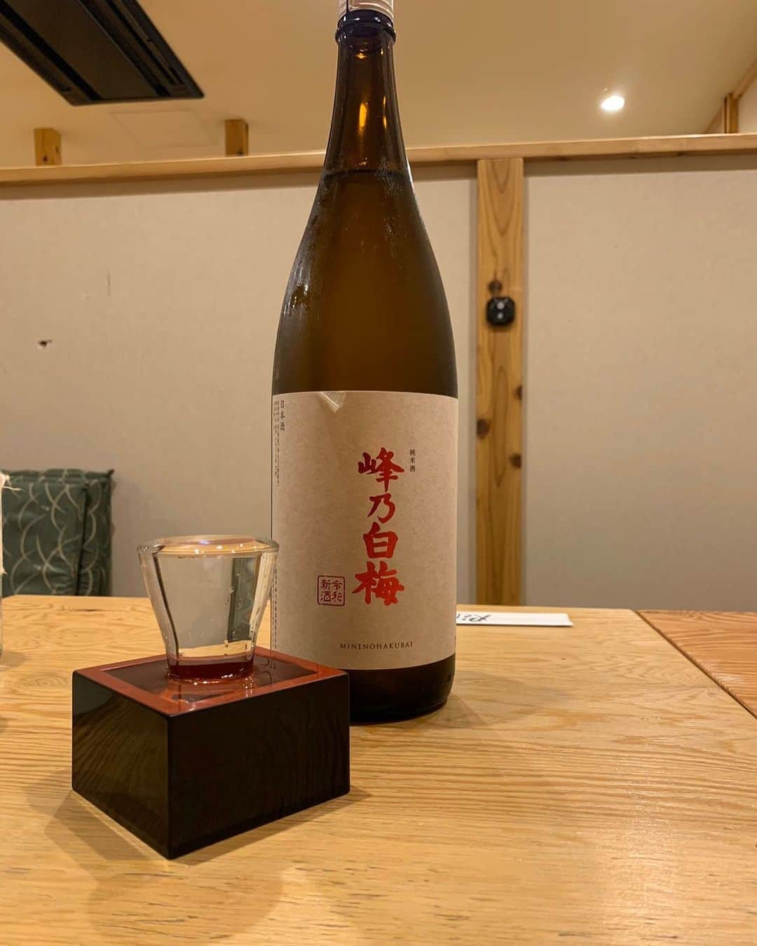 居酒屋やぐらのインスタグラム：「. 『居酒屋やぐら』 ～八幡山駅から徒歩3分～ URLはこちら⇒（@yagura__official） ------------------------------------------------ 「峰乃白梅」 「峰乃白梅　純米酒」は、地元の厳選した酒米を使用し、伝統の新潟淡麗流の純米酒です。 米・米麹から造り上げた芳醇なコクと旨みのバランスの良い酒として造り上げています。 純米酒の燗酒にも合うように麹の甘い風味とキレ味の良いバランスのよい酒として仕上げています。 ------------------------------------------------ #東京 #八幡山 #居酒屋やぐら #居酒屋 #創作 #宴会 #歓送迎会 #女子会 #酒場 #串焼き #地酒 #酒 #飲食店 #デート #おいしい #杉並区#刺身 #深夜営業 #焼酎 #お刺身 #お酒 #峰乃白梅 #新潟淡麗流 #純米酒」