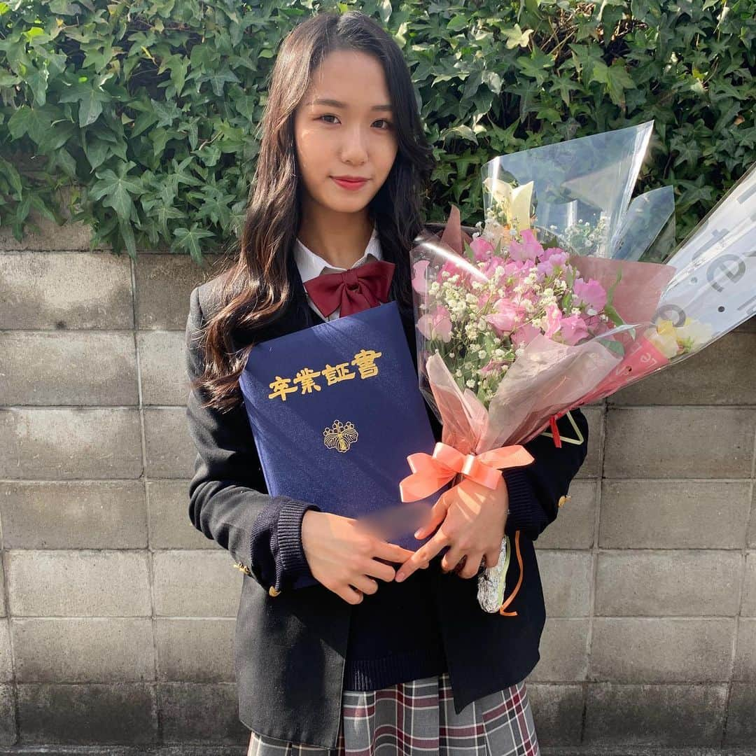 小田鈴音のインスタグラム：「. 2020 02.20 無事に高校を卒業することができました👩🏻‍🎓❤️ . . この高校では留学や関西模擬国連大会など国際的な活動を通して、世界に目を向け自分の可能性について考えることができました。  お仕事で学校を休む事もあり、授業の単位が足りなくなったりなど両立は大変でしたが（笑）そんな時支えてくれた家族、先生方、友達には感謝の気持ちでいっぱいです☺️☺️ . .  モデルとして、1人の社会人として、沢山の方に恩返しできるよう一生懸命努力し続けます😊どうかこれからも応援よろしくお願い致します！  #小田鈴音」