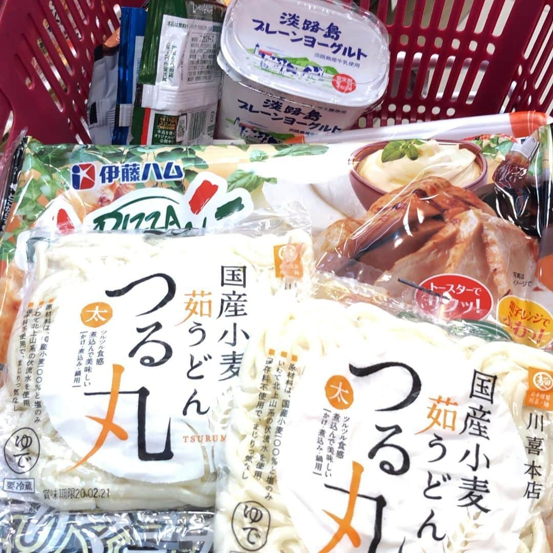 松藤あつこさんのインスタグラム写真 - (松藤あつこInstagram)「美味しい'麺'の話…♡ 先日のスーパーマーケットトレードショー@幕張メッセ  #きぬさら を売り込むのみならず、主婦としてとても色々勉強になりました。  全国のこだわりの商品たち… もっともっと身近になりますように♡  中にはすでに…0.7秒に一個売れているというゆで卵もありました！  子供のご縁で出会った、こちらの川喜さんの麺♡ 無添加で、とっても美味しいんです！！ ラーメンのスープなんかも最高✨  保存料、添加物の独特な酸味…嫌ですよね💦  食べ比べたら全然違いますよ❣️ 子供用に…鴨団子を入れて簡単に煮込みうどん☆つるつる〜食いつきも違います(^^) 近くのスーパーに全商品置いて欲しいです…  #川喜 #麺屋 #岩手 #つる丸 #うどん #らーめん #無添加 #焼きそば #美味しい #安心安全 #冷蔵ピザ　も買うけれど  @satomi_no_men  #通販でも買える」2月21日 9時28分 - atsukomatsufuji