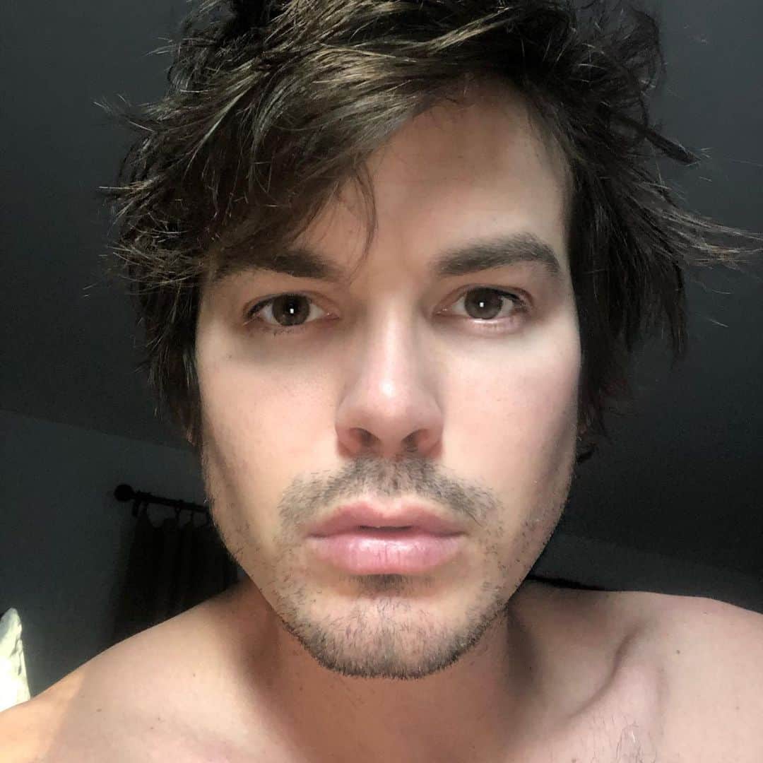 タイラー・ブラックバーンのインスタグラム：「Is this too intense?」