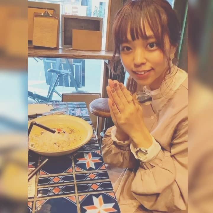 弘松芹香のインスタグラム：「こないだドライフラワー食ったった。🍛🌼🌷 お店可愛すぎたし、カレー美味しすぎたし、ひたすらに最高やった。 ドリンクはレモン入れたら色が変わるんやで！！スゴ！🍋 ・ ・ #カレー #ドライフラワー #イエローカレー #カレースタグラム #花 #フラワー #花写真 #スパイス #カフェ #カフェスタグラム #バー #カレーライス #🍛 #東京グルメ #飯スタグラム #写真 #池袋 #curry #curryrice #currystagram #flower #flowerstagram #flowerphotography #foodstagram #cafe #bar #instagood #instalike #kawaii #photography」