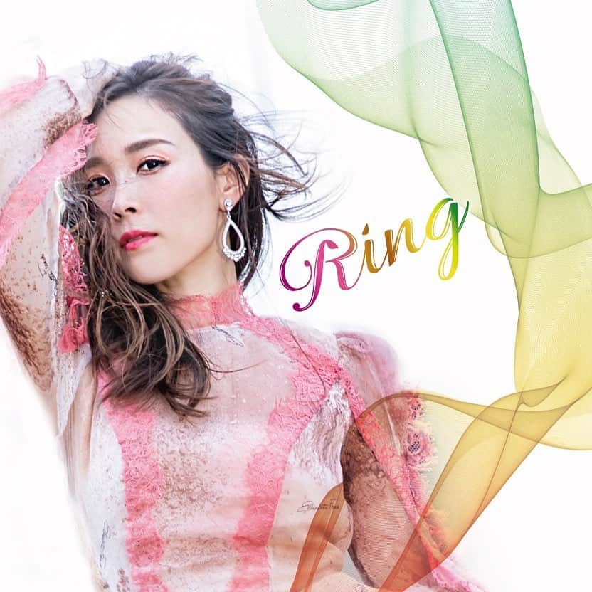 愛内里菜のインスタグラム：「10年ぶりのアルバム﻿ ﻿ そしてRとして再始動しての﻿ 1stアルバム﻿ 「Ring」﻿ ﻿ クラウドファンディングのみなさまの﻿ 応援によって完成しました✨✨🥺﻿ ﻿ 初回限定盤のジャケットはこちらです🌈﻿ ﻿ ご支援頂いた方には﻿ こちらのブックレット付きアルバムが届きます☺️﻿ ﻿ ﻿ ﻿ ﻿ ﻿ ✨活動20周年記念✨﻿ YouTube開始！チャンネル登録よろしくね😆﻿ 愛内里菜は「R」であ〜るチャンネル﻿ 「歌ってみた」﻿ https://youtu.be/N97mieWf2eg﻿ ﻿ 「解説編」﻿ https://youtu.be/v1RW058Oubs﻿ ﻿ ﻿ TikTokも開始！フォローよろしくね😆﻿ R_愛内里菜﻿ https://www.tiktok.com/@r_aiuchirina_official﻿ ﻿ #@hama_piano_﻿ ﻿ #歌ってみた﻿ #Cover﻿ #弾いてみた﻿ #カラオケ﻿ #ライブ﻿ #愛内里菜 改め#R として #歌手 再始動﻿ #垣内りか #垣内倶楽部 #バンド #バンド名 ﻿ #ライブハウス #ライブ #一体化 #絆 #盛り上がりたい #会いたい﻿ #感謝 #リスタート #アニバーサリー#20周年﻿ #YouTube﻿ #ユーチューバー#TikTok﻿ @kentaroishii1981﻿ #アルバム」