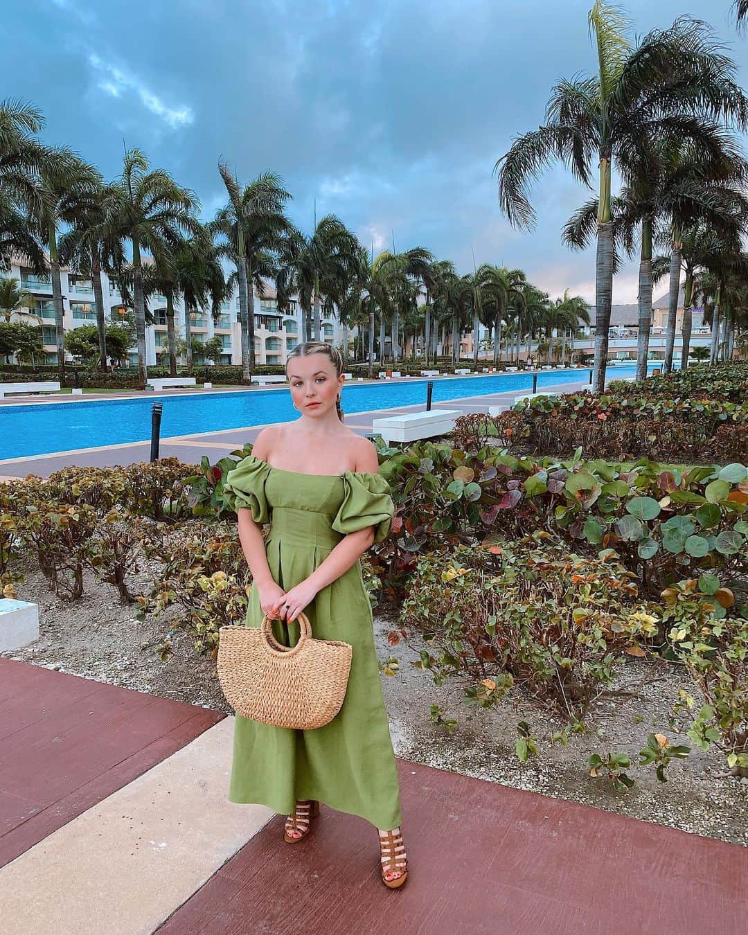トーリ・ウェブスターのインスタグラム：「will have the bridesmaids in this colour one day 💚🌾🌴」
