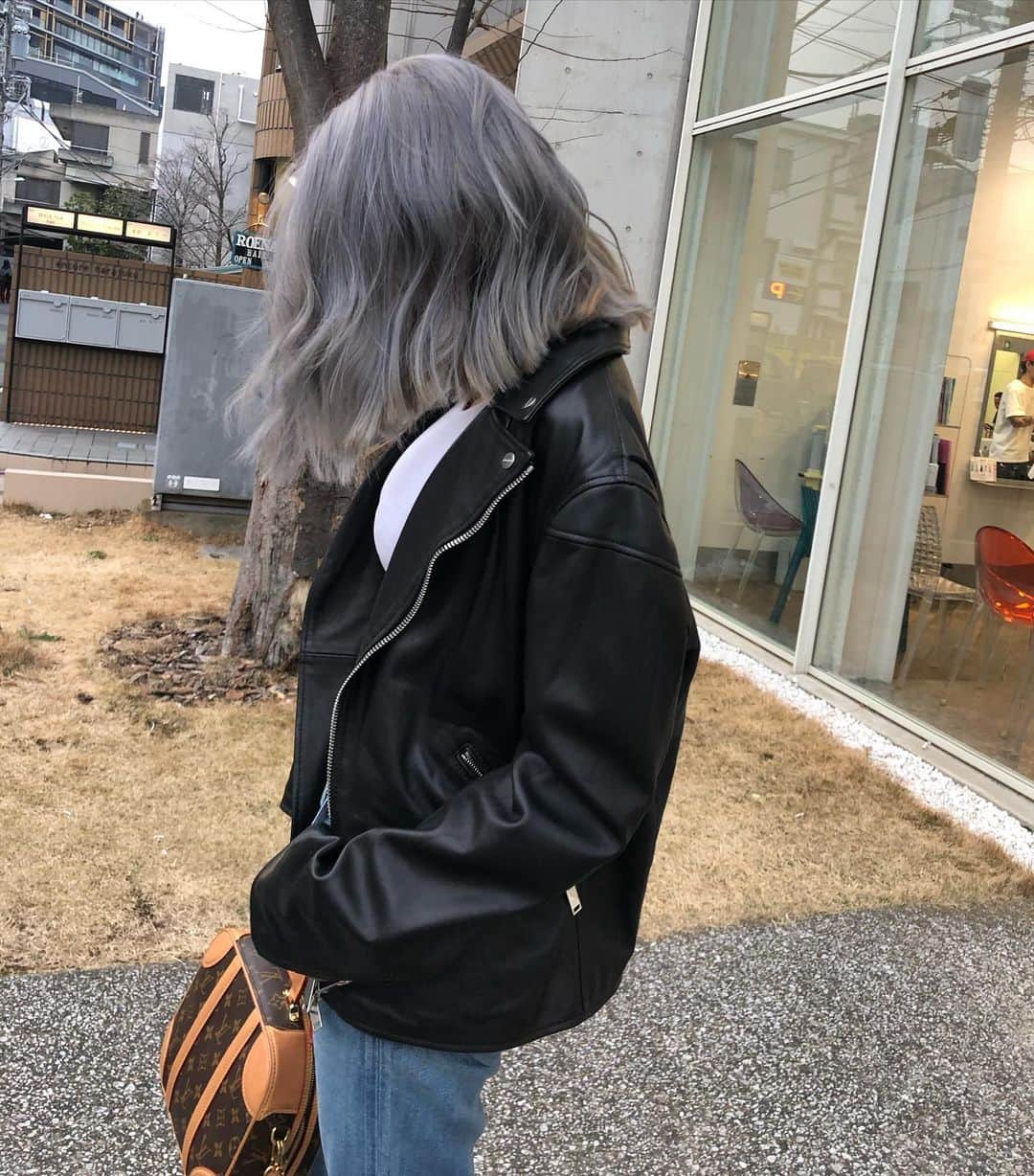神能裕貴のインスタグラム：「🌫 The World hair 🌫 切りっぱなしのロブにホワイトシルバー. 説明不要な海外🆒Style!! bleach✖︎3!! #SHIMA#balayage#highlight#shadowroot#ombre #オンブレ#オンブレカラー#ハイライト#バレイライト#バレイヤージュ#海外ヘアー#リアル海外ヘアー」