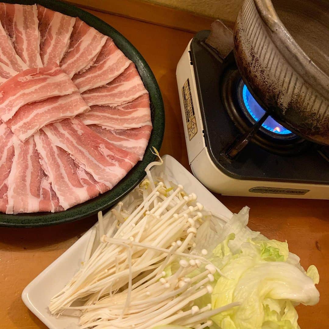 大塚愛里（あいにょん）さんのインスタグラム写真 - (大塚愛里（あいにょん）Instagram)「沖縄に行ったら必ず行くいつ世🐷 何食べても美味しいけど、 紅豚のしゃぶしゃぶが美味しすぎる💓」2月21日 9時44分 - _19970502