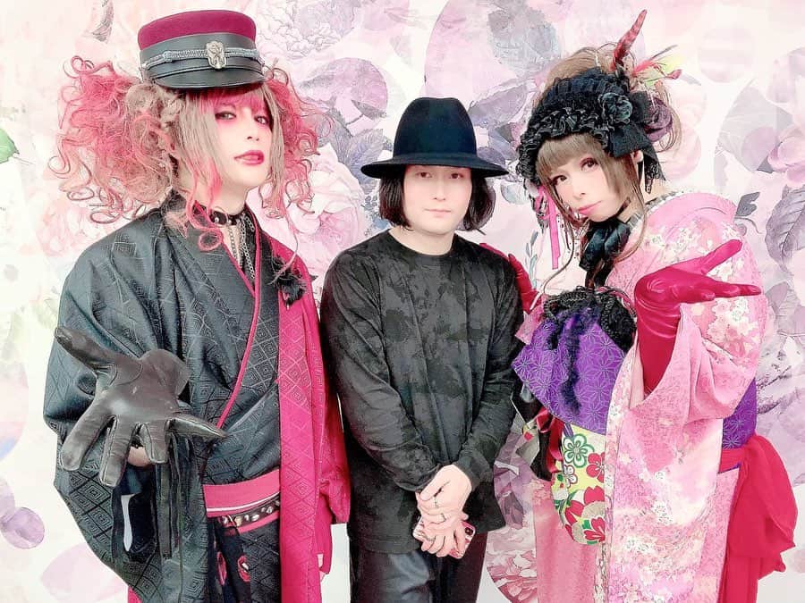 葵のインスタグラム：「本日発売の音楽雑誌「Cure」さんVol.200にMASKのAOIとして撮り下ろし写真、インタビューが掲載されています。 今年の7月24.25日にCLUB CITTA'KAWASAKIにて行われるイベントを最後にLOOP ASHという事務所と未散さんが引退するとのことで 僕も少しでも力になれたらと思い、出演オファーを承諾しました。 僕はMASKというバンドを脱退しているため、たとえMASKが復活したとしても出演すべきではないと前からずっと思ってはいます。 ただ、今までMASKが何度か再始動したLIVEは全て未散さんの人生において大切なターニングポイントの時期でした。"少しでも力になれたら"その思いは今回と同じもの。  入り口があるようで、なかなか狭き門であるヴィジュアル業界に入るきっかけをくれたのは未散さんです。 彼との出会いがなければ今の僕はいません。 その恩を僕の音楽で返せる最後のステージ。 僕は7/24の方に出演します。MASKのAOIとしては本当に最後のステージです。是非観に来てください！ まずはCureさんチェックしてみてね。 写真は未散さんとスタイリストのmizzyさんと。mizzyさんとも付き合いは長く超好みなスタイリングありがとうございました！！ウィッグやメイクとの相性もバッチリでした。」