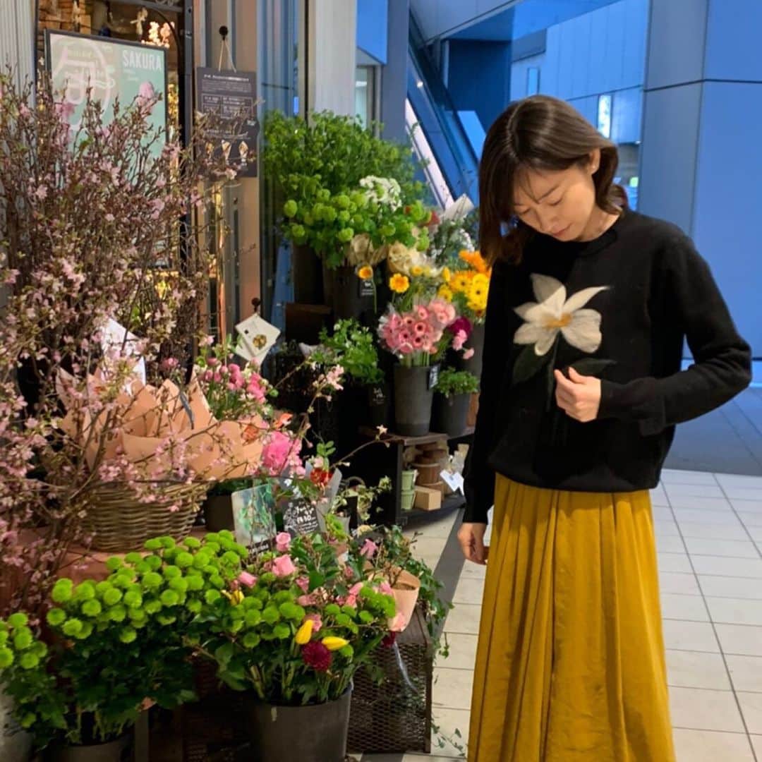小橋めぐみのインスタグラム：「桜が咲き始めましたね🌸 洋服にも、咲かせてみたり🌸 #frenchpave」